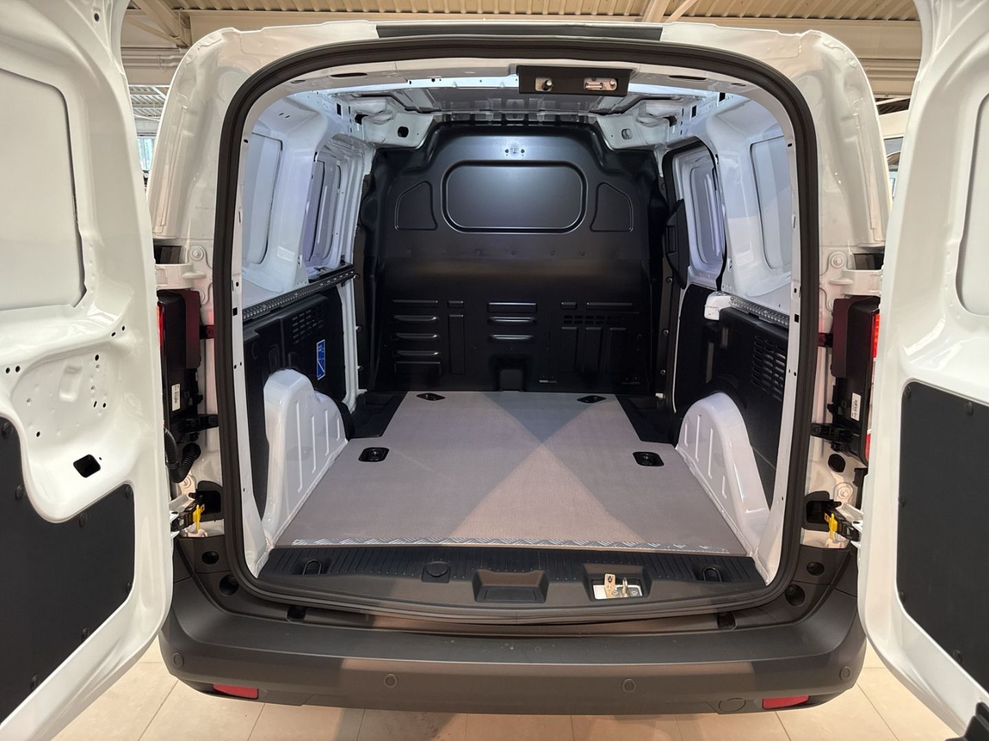 Fahrzeugabbildung Ford Transit Courier BEV Limited Apple CarPlay Androi