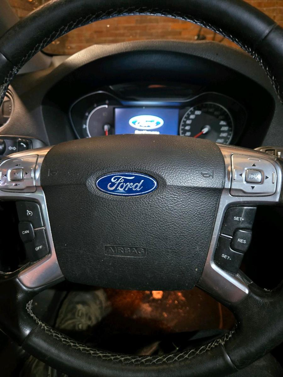 Ford Mondeo 2010 — interior