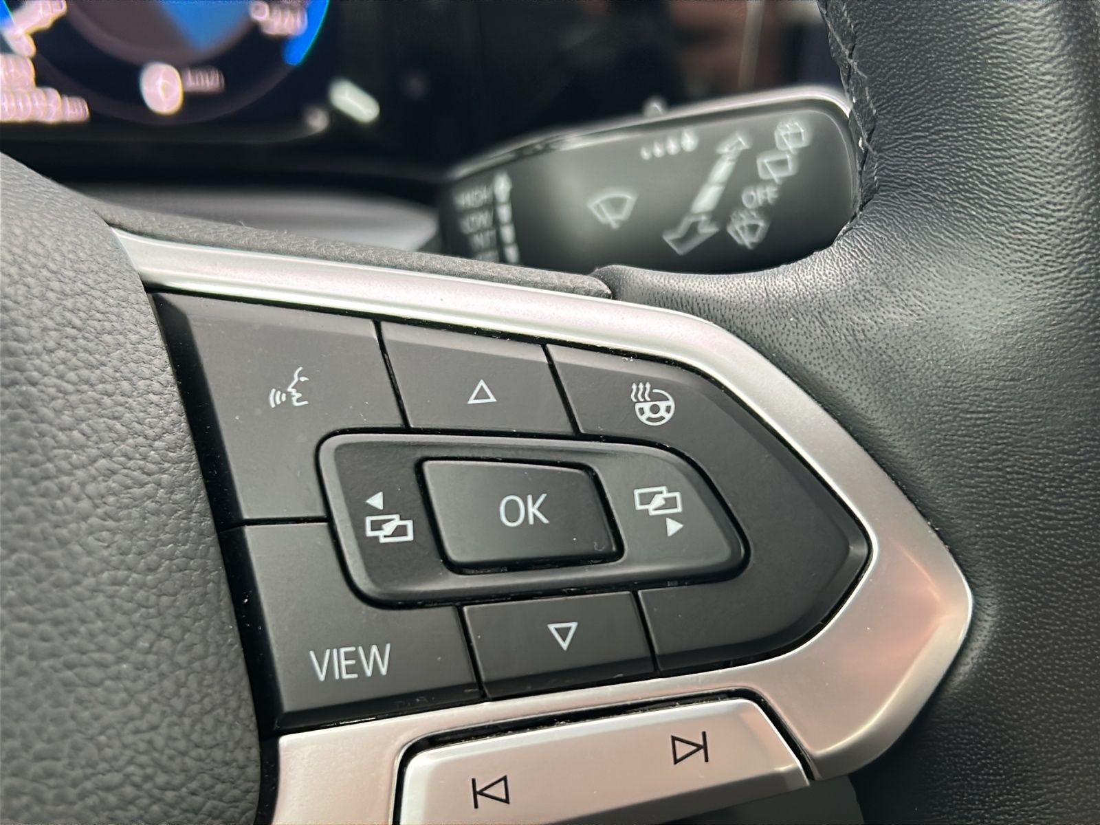 Fahrzeugabbildung Volkswagen Golf VIII TSI Active LED AHK Navi AID ACC RFK SH