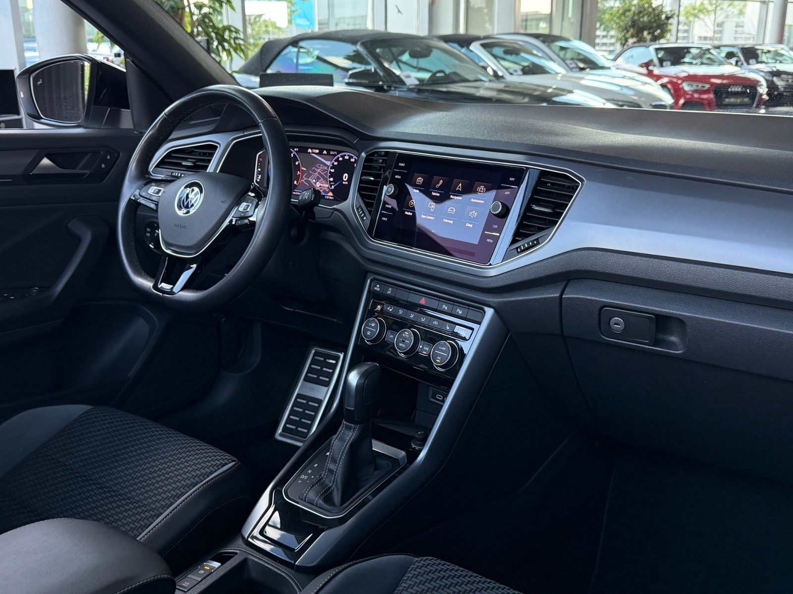 Fahrzeugabbildung Volkswagen T-Roc Cabriolet R-Line Black AHK LED RFK 19"