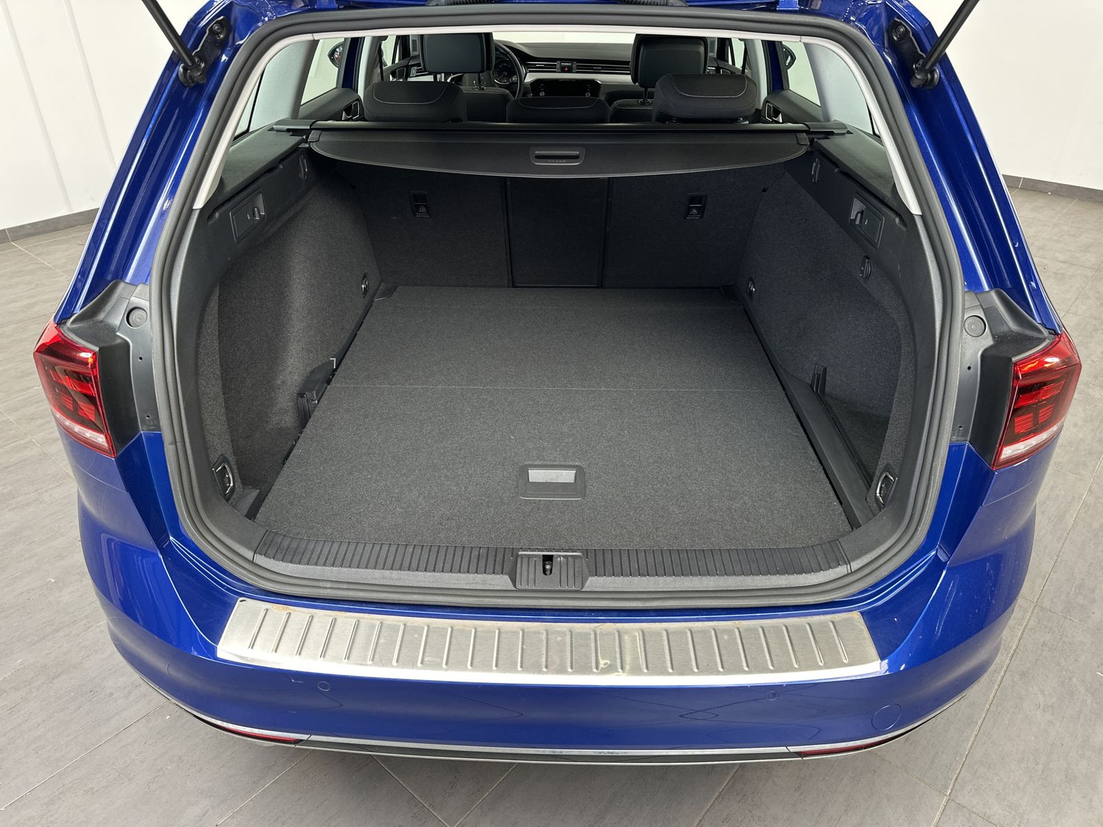 Fahrzeugabbildung Volkswagen Passat Variant R-Line NAV+LED+ACC+KAMERA+18ZO+PP