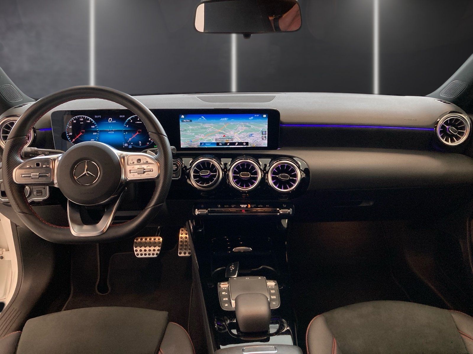 Fahrzeugabbildung Mercedes-Benz A 200 AMG*19"*LED*Kamera*Sound*CarPlay*MBUX-HI*