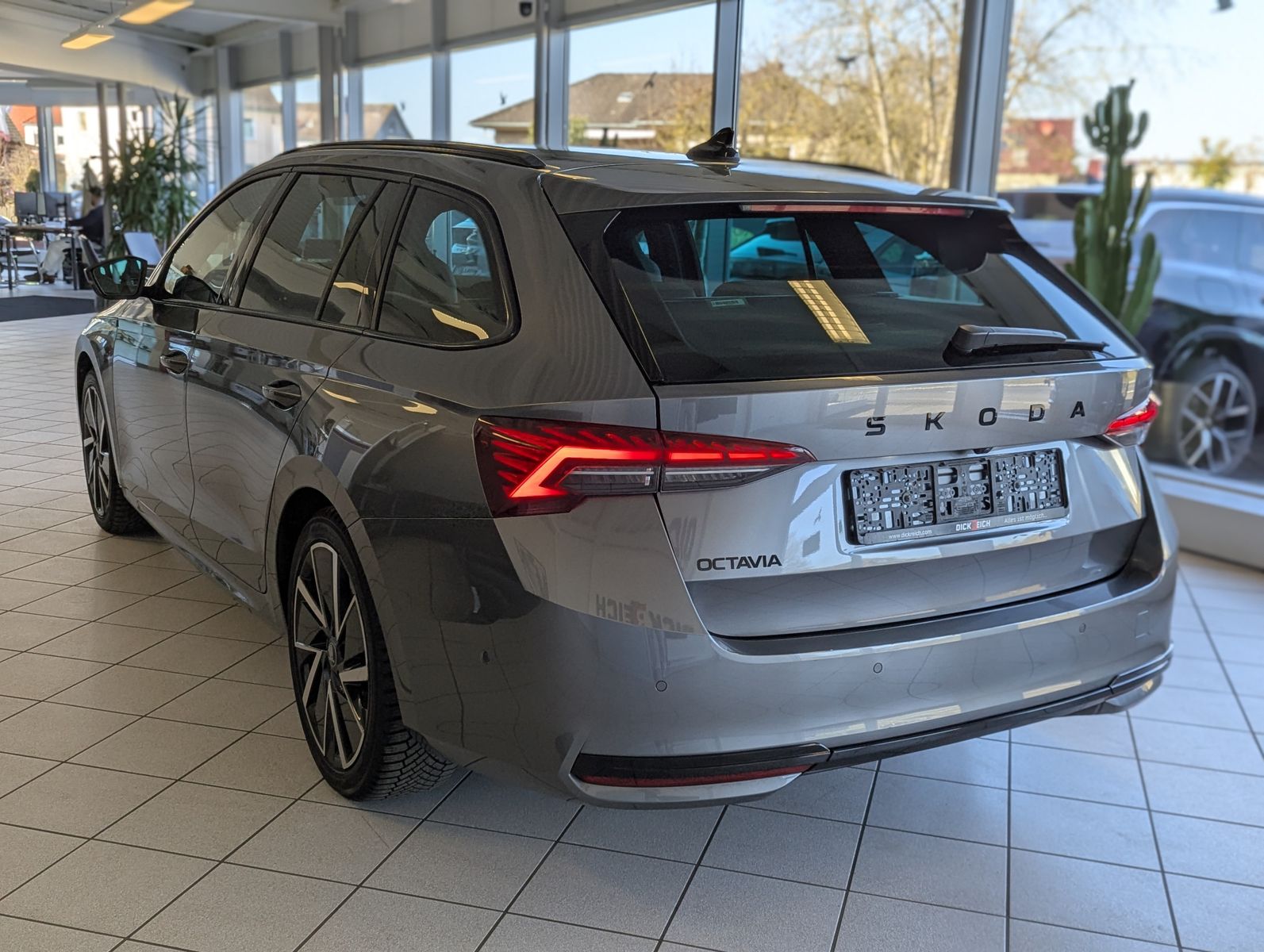 SKODA Octavia 2.0 TDI DSG Sportline Matix Assist+ 18" - Image 5