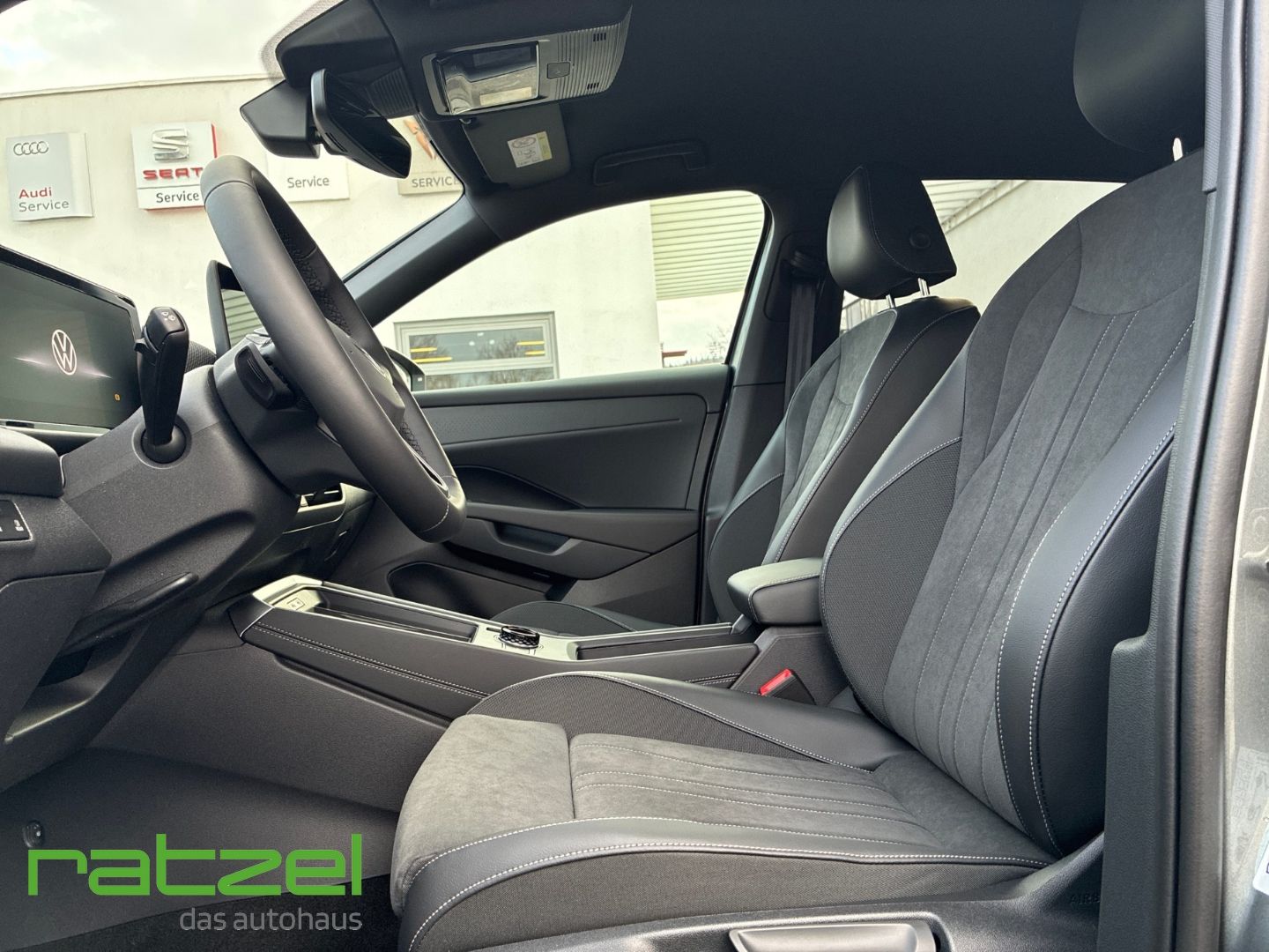 Fahrzeugabbildung Volkswagen T-Roc STYLE 1.5 eTSI AHK+IQ.Light+360°Kam.+PDC