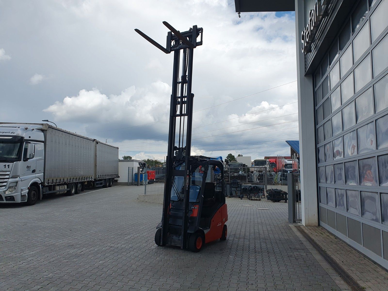 Fahrzeugabbildung Linde H16 T-01 / 4,6m /  nur: 3.260h / Gas / SS
