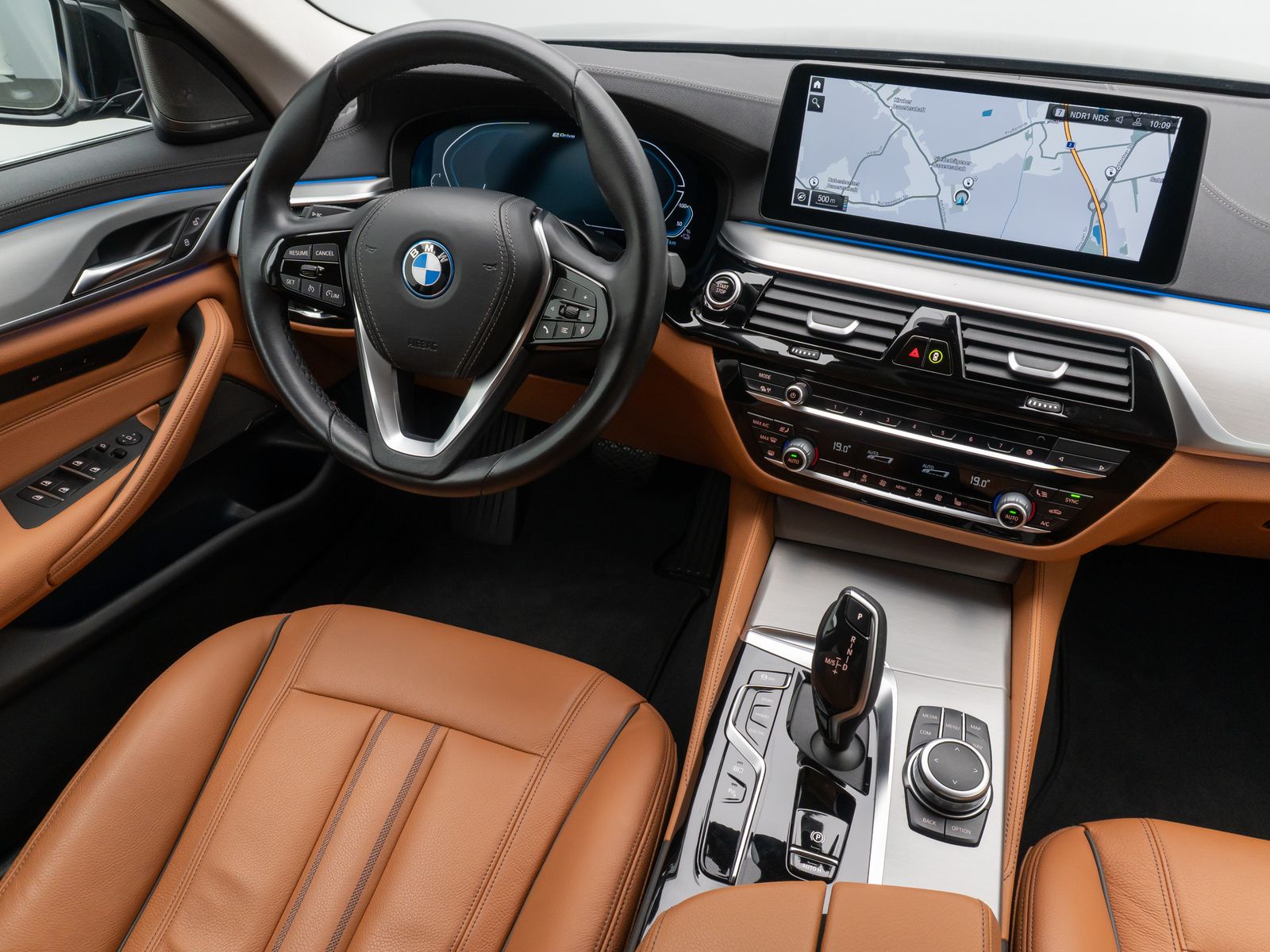 Fahrzeugabbildung BMW 530e xD Luxury Line DAB Alarm Kamera AHK 18Zoll