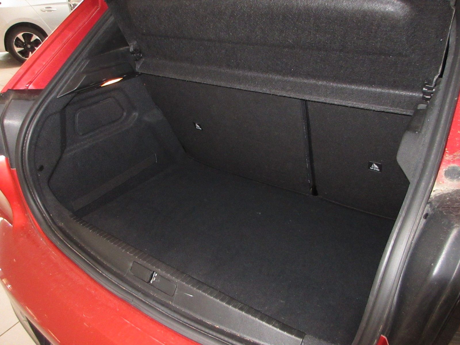 Fahrzeugabbildung Peugeot 208 GT Pack LED/NAVI/SHZ/PANO/HEADUP/PDC/17"