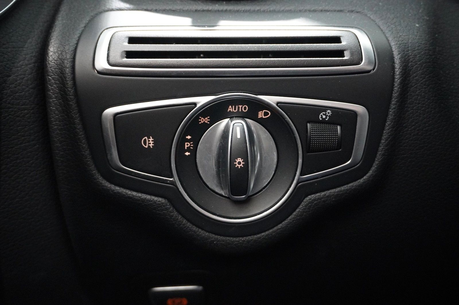Fahrzeugabbildung Mercedes-Benz C 180 COUPE AMG LINE NAVI/LED/KAMERA/SPORT/SHZ
