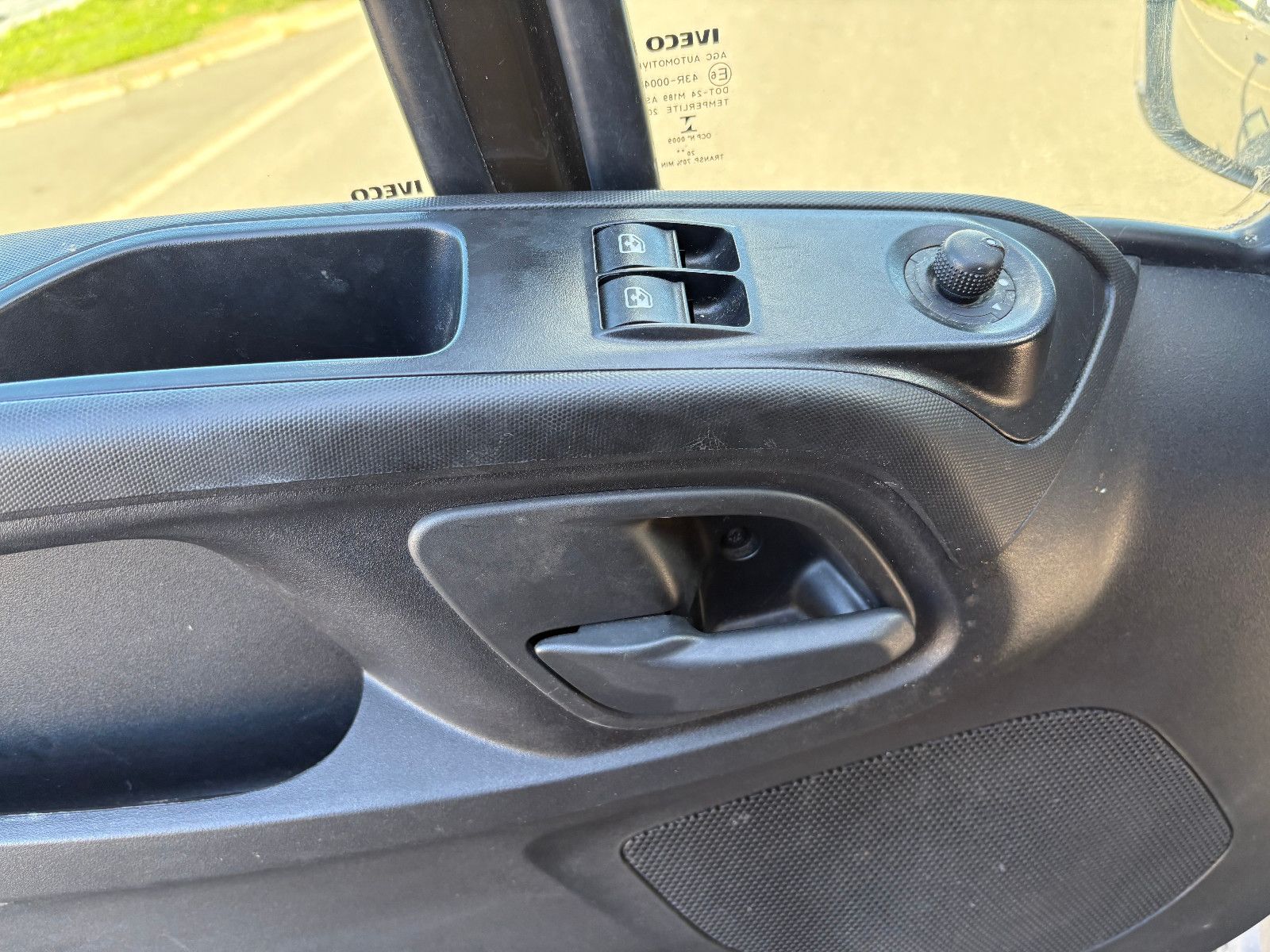 Fahrzeugabbildung Iveco Daily Kasten HKa 35 S ... V Radstand 4100/2-SITZ