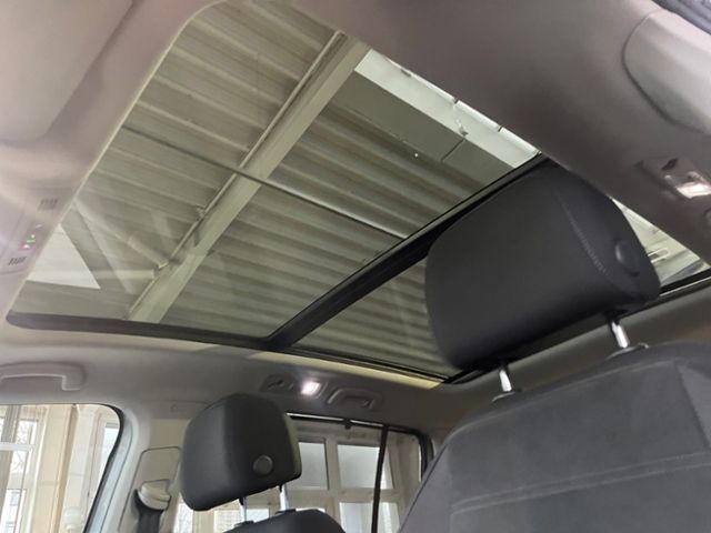 Fahrzeugabbildung Volkswagen Touran 1.5 TSI DSG HIGHLINE IQ.DRIVE LED R-LINE