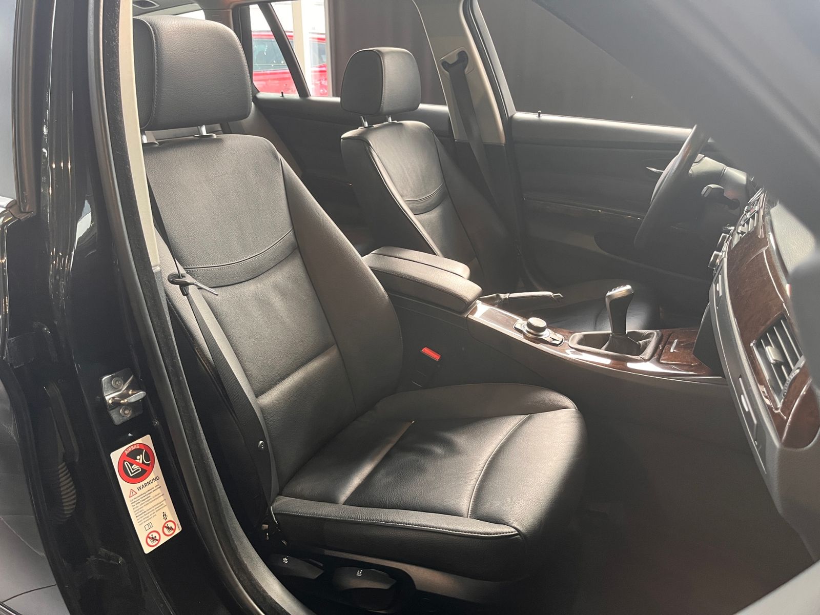 Fahrzeugabbildung BMW 320i  Touring PANO XENON NAVI