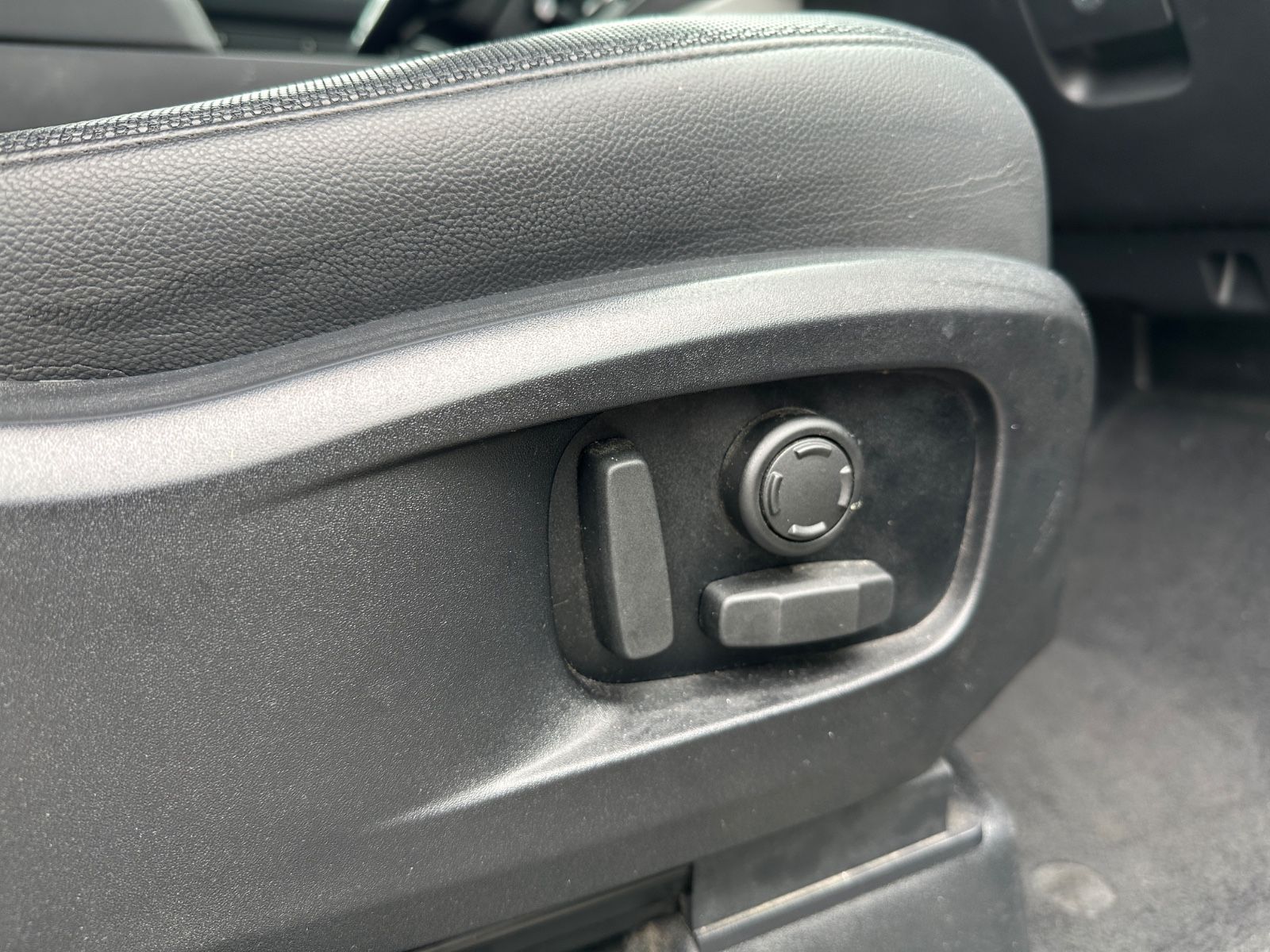 Fahrzeugabbildung Land Rover Defender 110 X-Dynamic 7Sitzer*MERIDIAN*LEDER