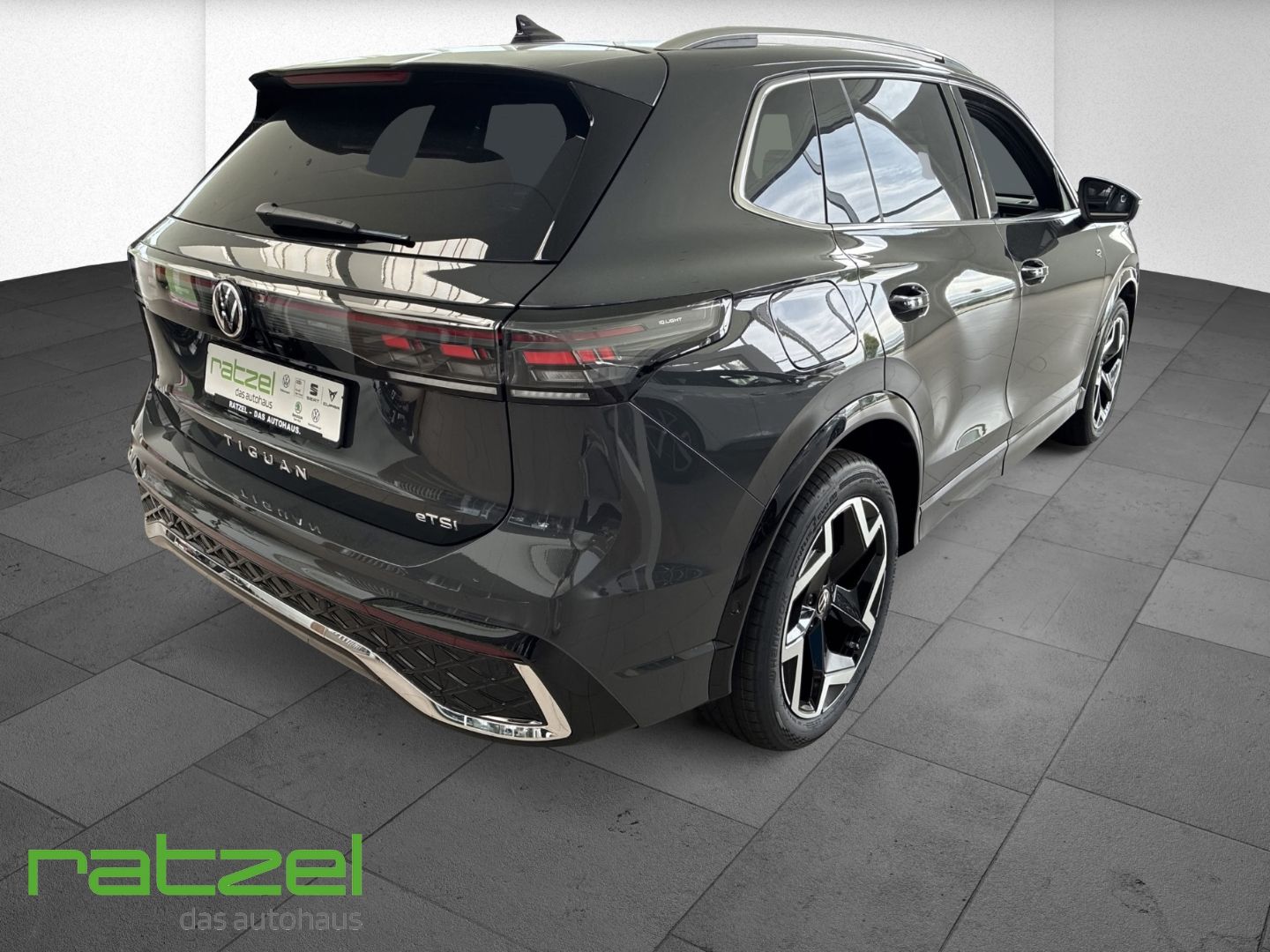 Fahrzeugabbildung Volkswagen Tiguan R-Line 110KW AHK+Elek. Heckklappe
