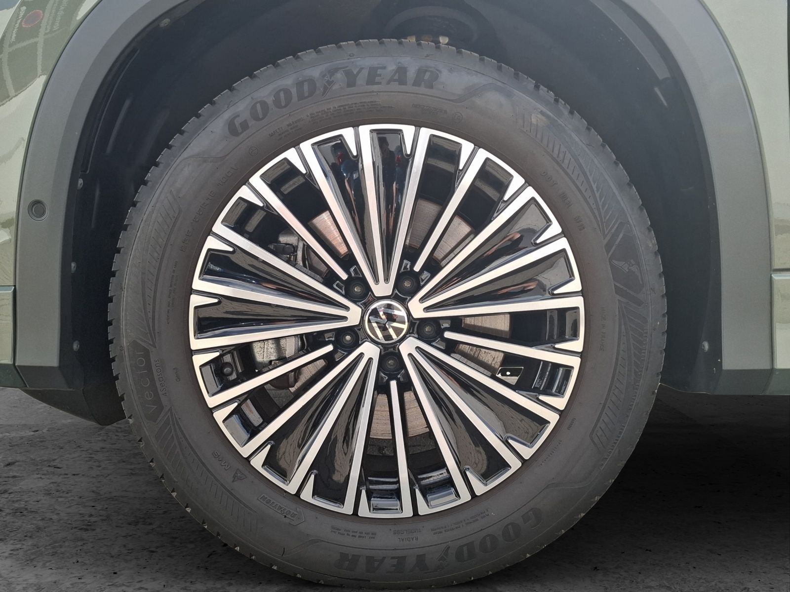 Fahrzeugabbildung Volkswagen Tayron eTSI Life DSG LED AHK Navi AID ACC RFK SH