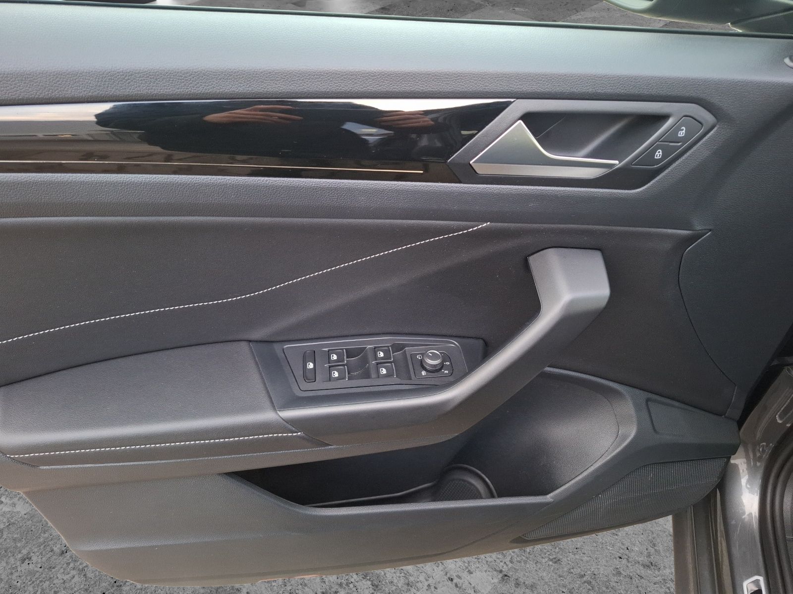 Fahrzeugabbildung Volkswagen T-Roc TDI R-Line DSG LED AHK Navi AID ACC RFK SH