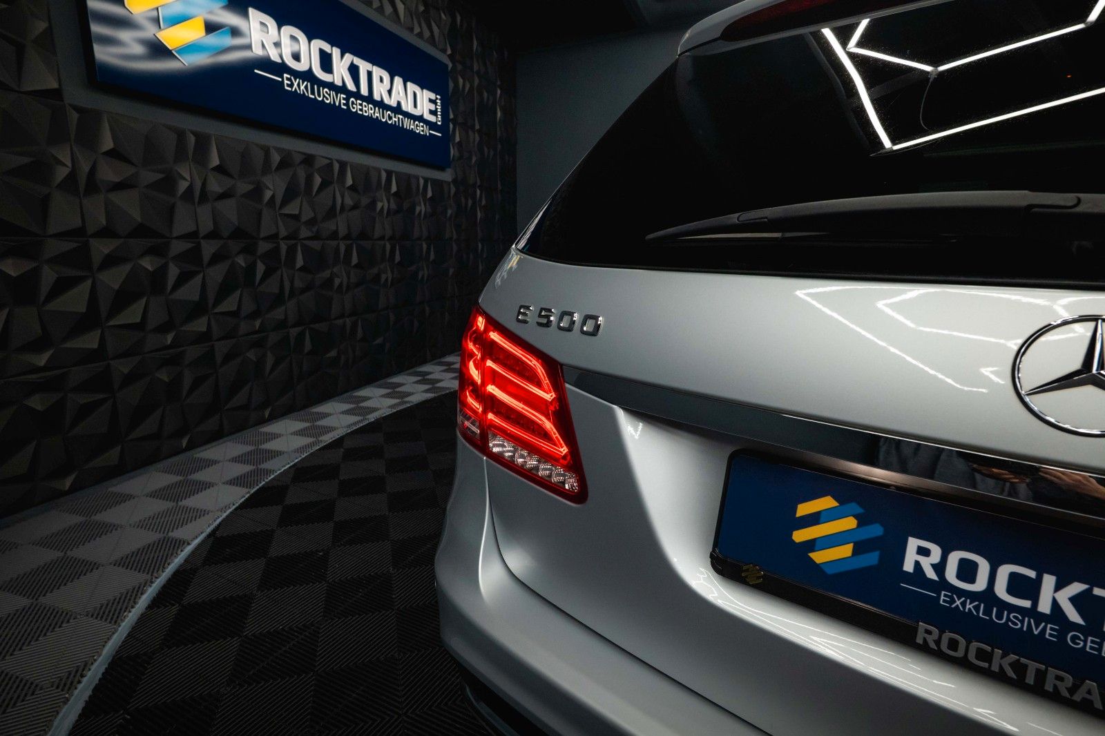 Fahrzeugabbildung Mercedes-Benz E 500 V8 CGI AMG Sport *Airmatic*Pano*ACC*H&K*