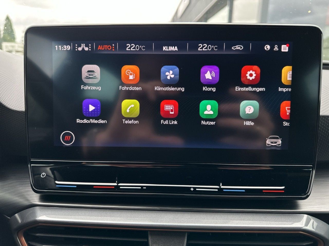 Fahrzeugabbildung CUPRA Leon 1.5 TSI 150 PS 6-Gang - mit KI generiert/bearbeitet