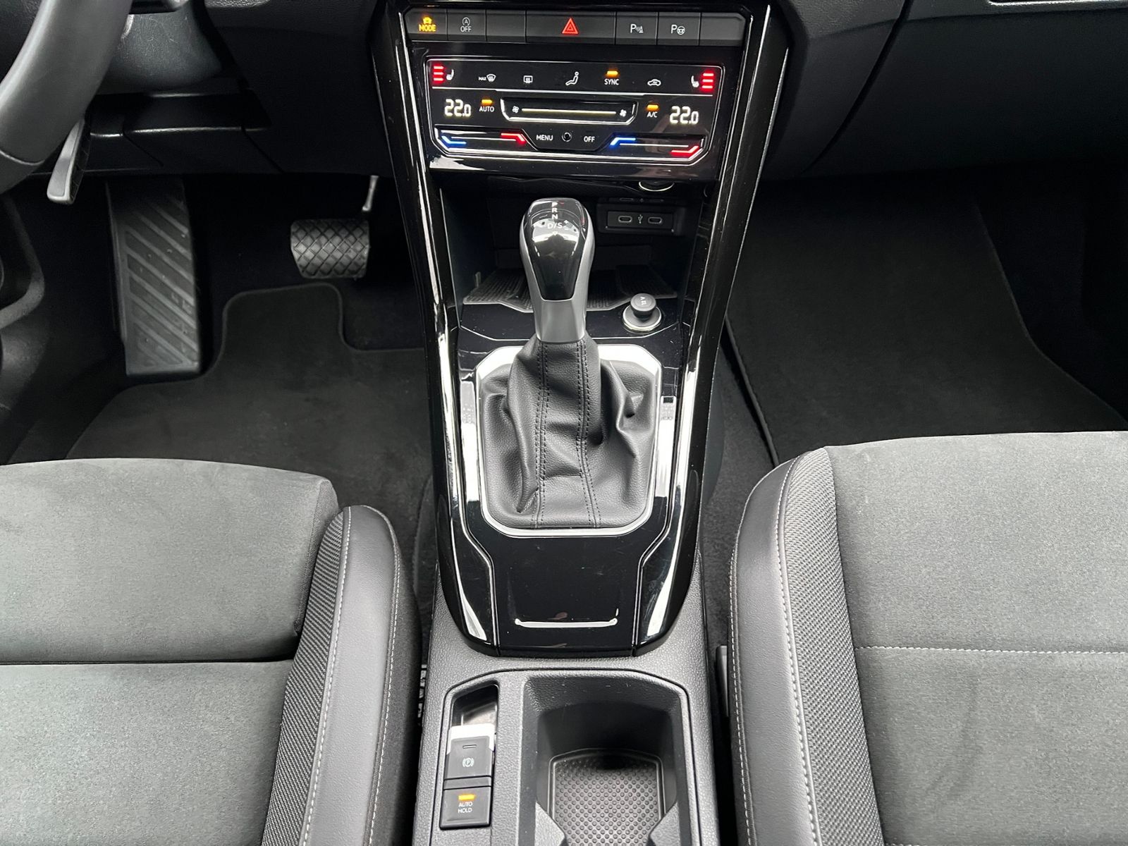 Fahrzeugabbildung Volkswagen T-Roc Style 1.5 TSI DSG *AHK, LED, BlackStyle, 1