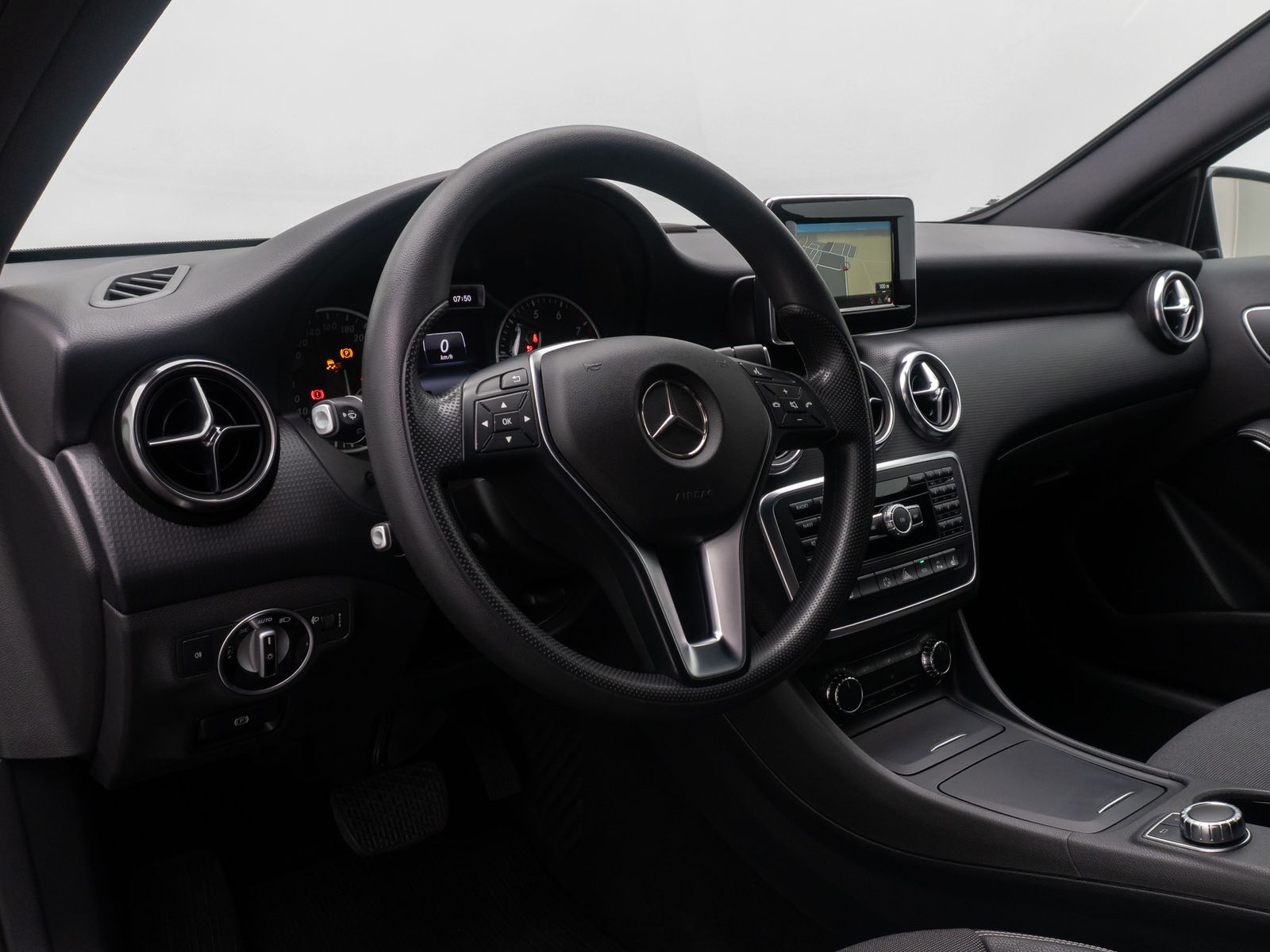 Fahrzeugabbildung Mercedes-Benz A180 BlueEfficiency Navi Sound Tempomat ParkAsst
