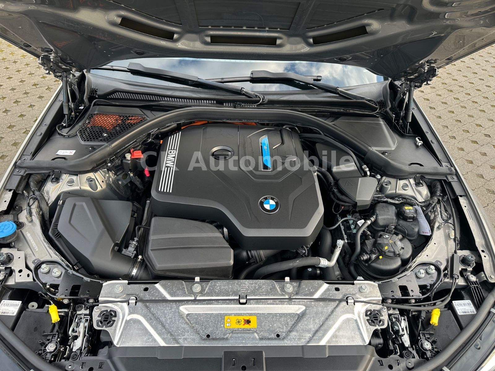 Fahrzeugabbildung BMW 330e Touring Luxury-Line/Leder/Head-Up/Pano/LED