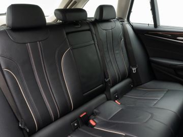 Fahrzeugabbildung BMW 530i LuxuryLine Kamera HUD Komfort SoftCl Alarm