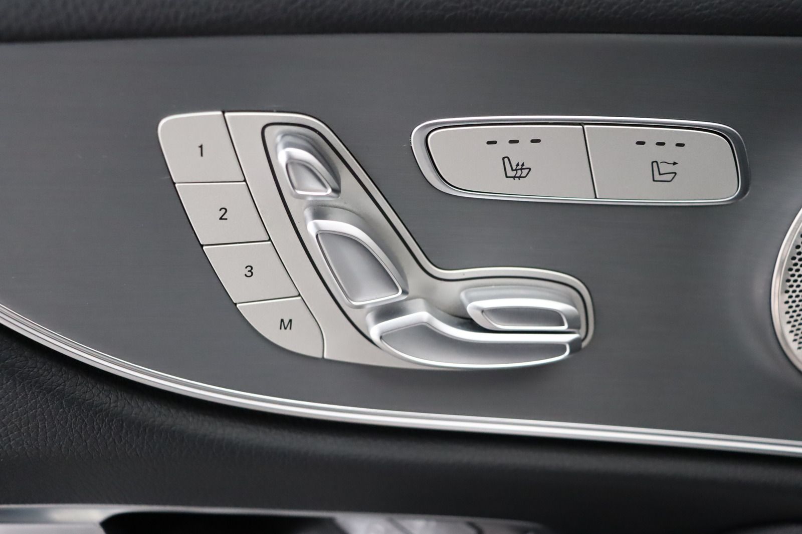 Fahrzeugabbildung Mercedes-Benz E 220 d Night Edition * Airscarf * LED *