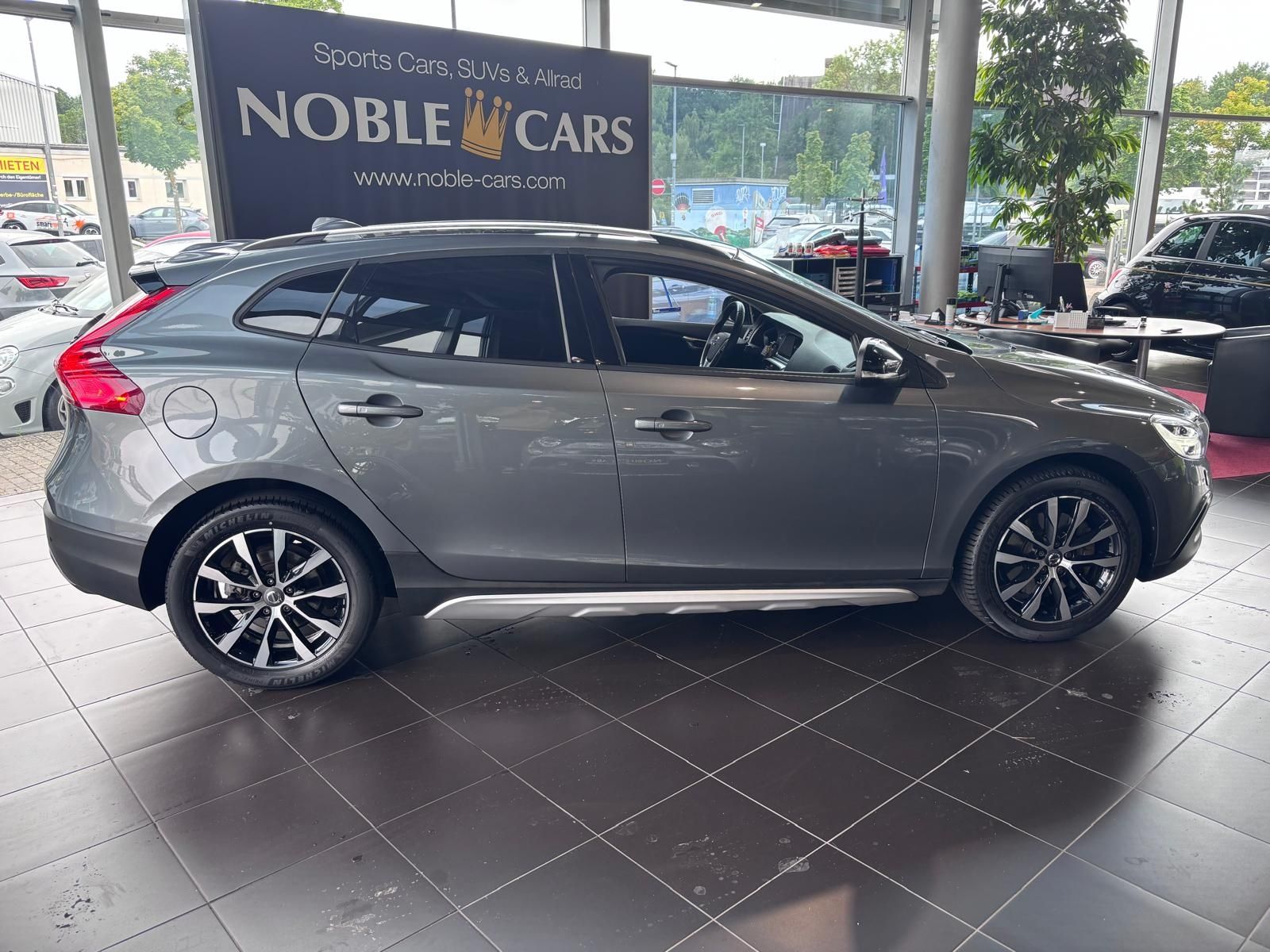 Fahrzeugabbildung Volvo V40 Cross Country Plus PANO ACC BLIS LED