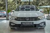 Volkswagen Passat 2.0 TDI DSG R-Line Elegance NAVI AHK PANO - Volkswagen Passat mit Diesel-Antrieb: Kombi, R Line
