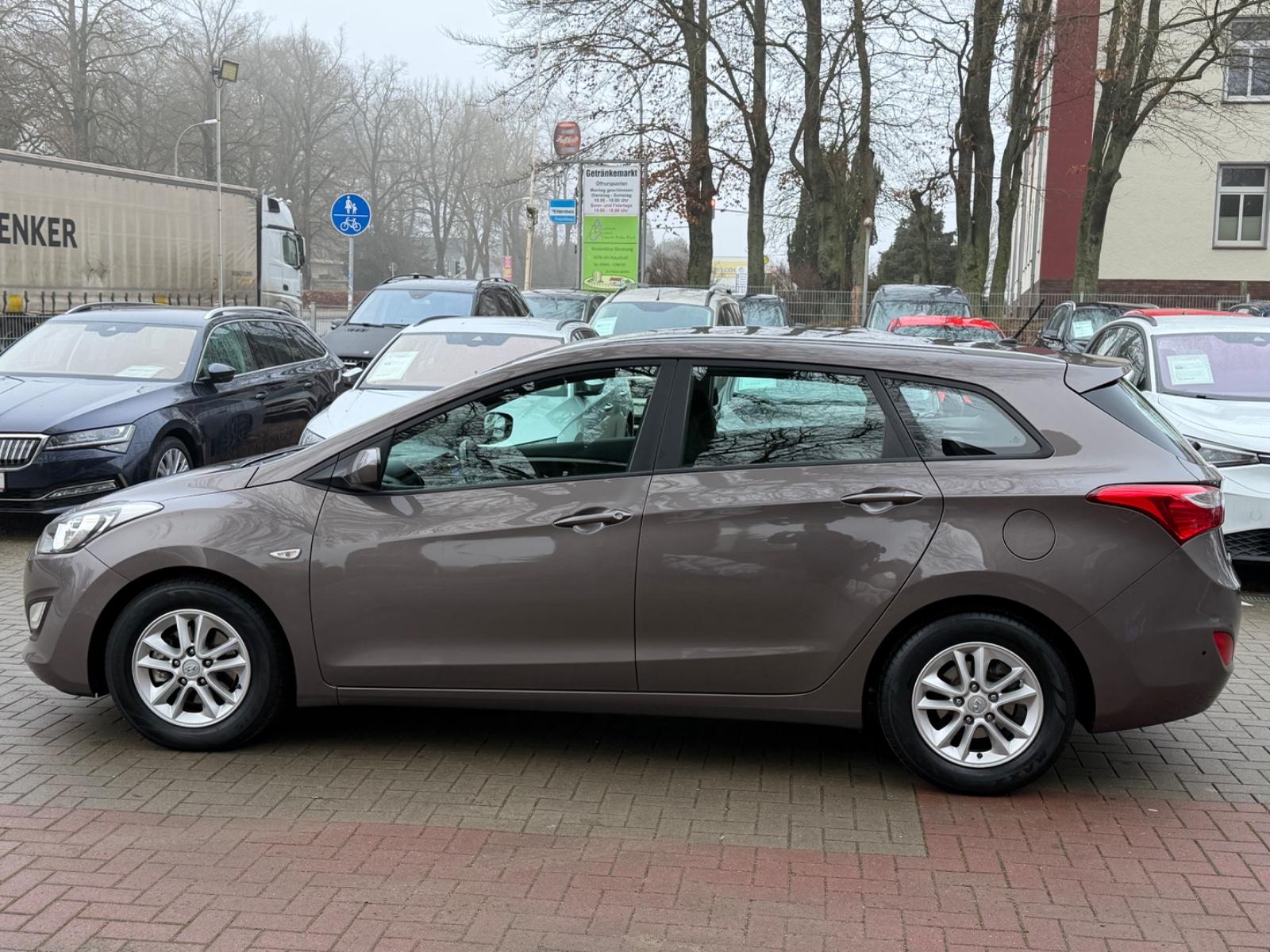 Hyundai i30 2013 — rear view