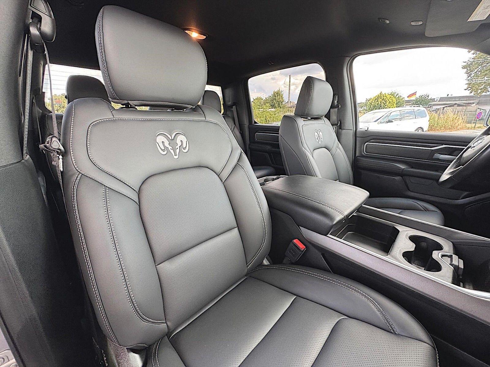 Fahrzeugabbildung Dodge RAM 5.7 V8 HEMI NightEdition OFFROAD CrewCab 4x4