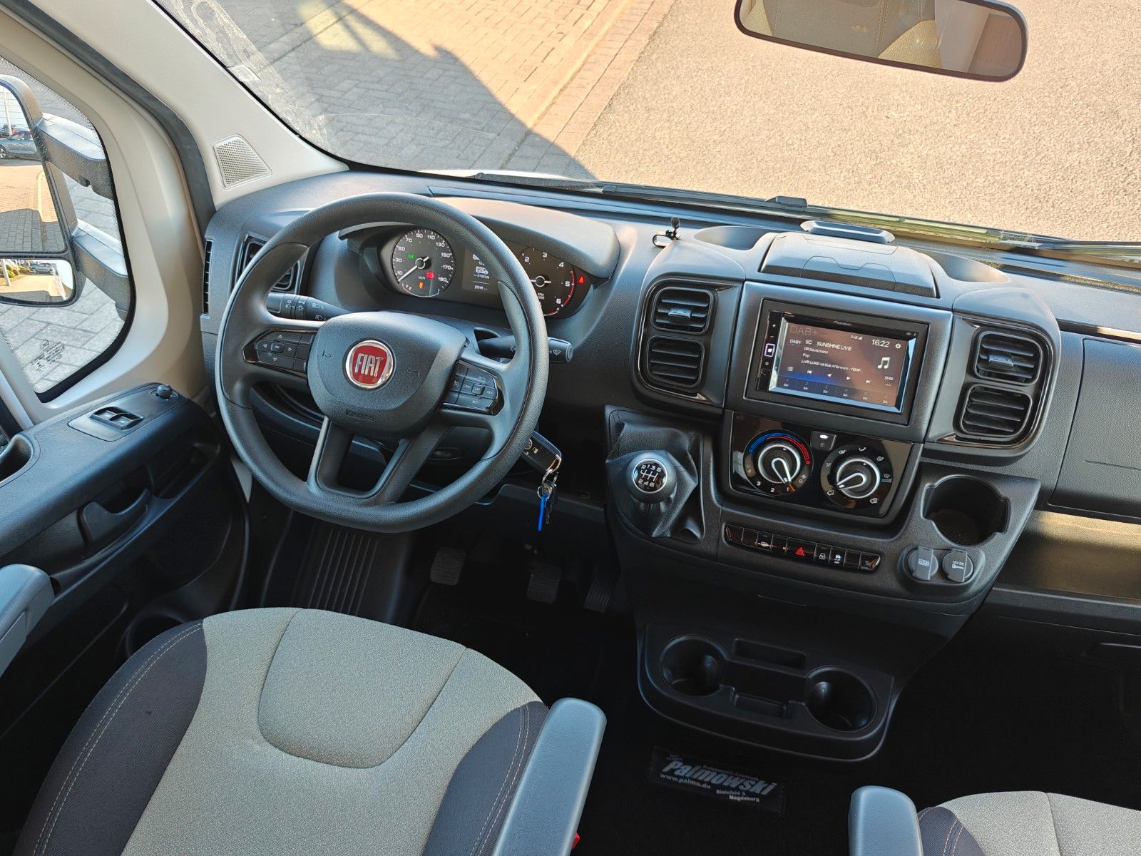 Fahrzeugabbildung XGO Dynamic 99 P + Hubbett, Solar, SAT, TV, Markise