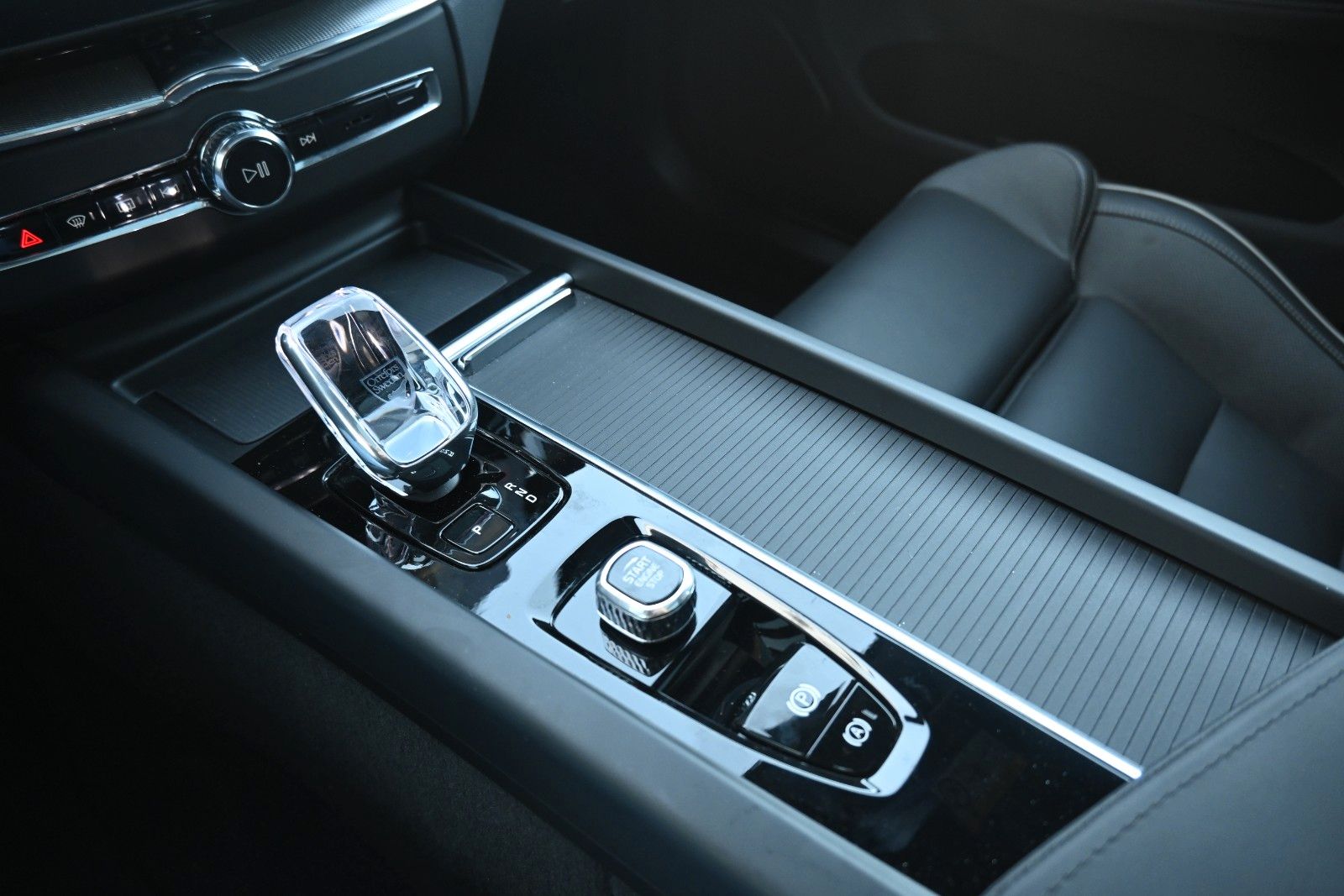 Fahrzeugabbildung Volvo XC60 B5 AWD Plus Black Edition*FSHZG*PANO*360°*