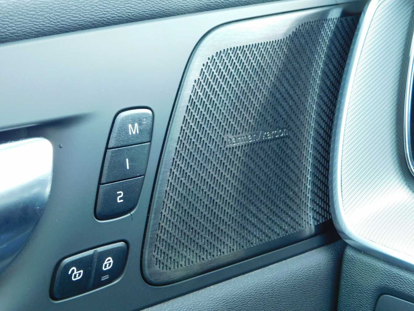 Fahrzeugabbildung Volvo XC60 T6 AWD Recharge R-Design 'Glasdach, AHK'