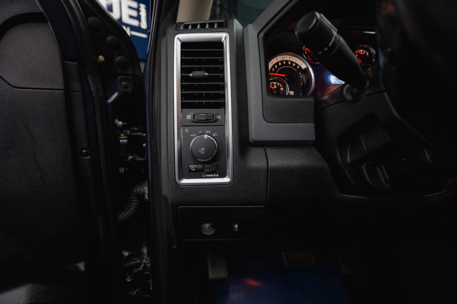 Fahrzeugabbildung Dodge RAM 5.7 V8 HEMI 4x4 Offroad Night  LONGBED*LPG*