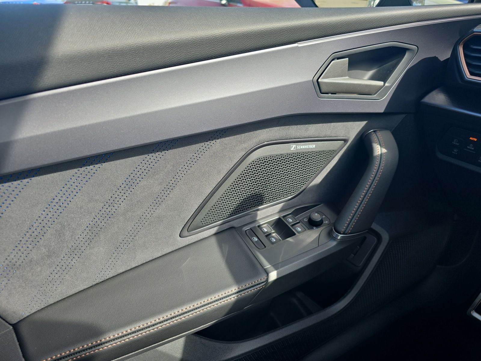 Fahrzeugabbildung CUPRA Leon Sportstourer 2.0 TSI  4Drive VZ DSG AHZ KAM