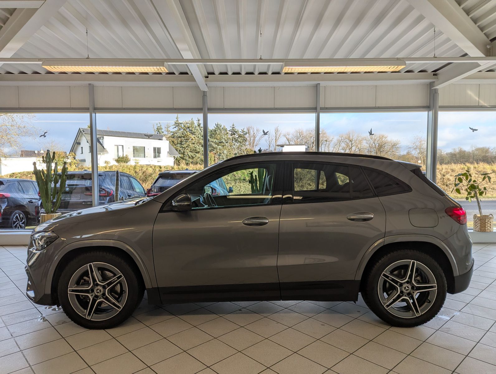 MERCEDES-BENZ GLA 200 AMG Multib. Distronic MBUX Pano AHK 360° - Image 4