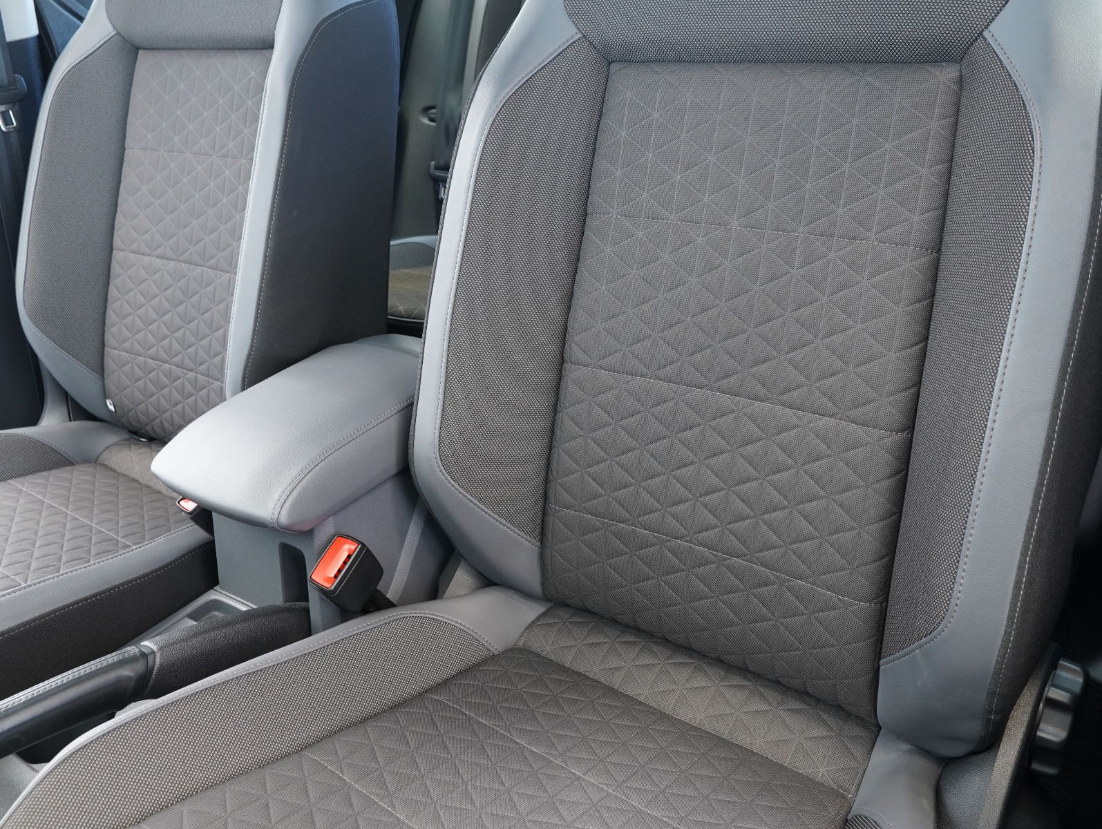 Fahrzeugabbildung Volkswagen T-Cross 1.5 TSI DSG Style R-LINE-EXTERIEUR