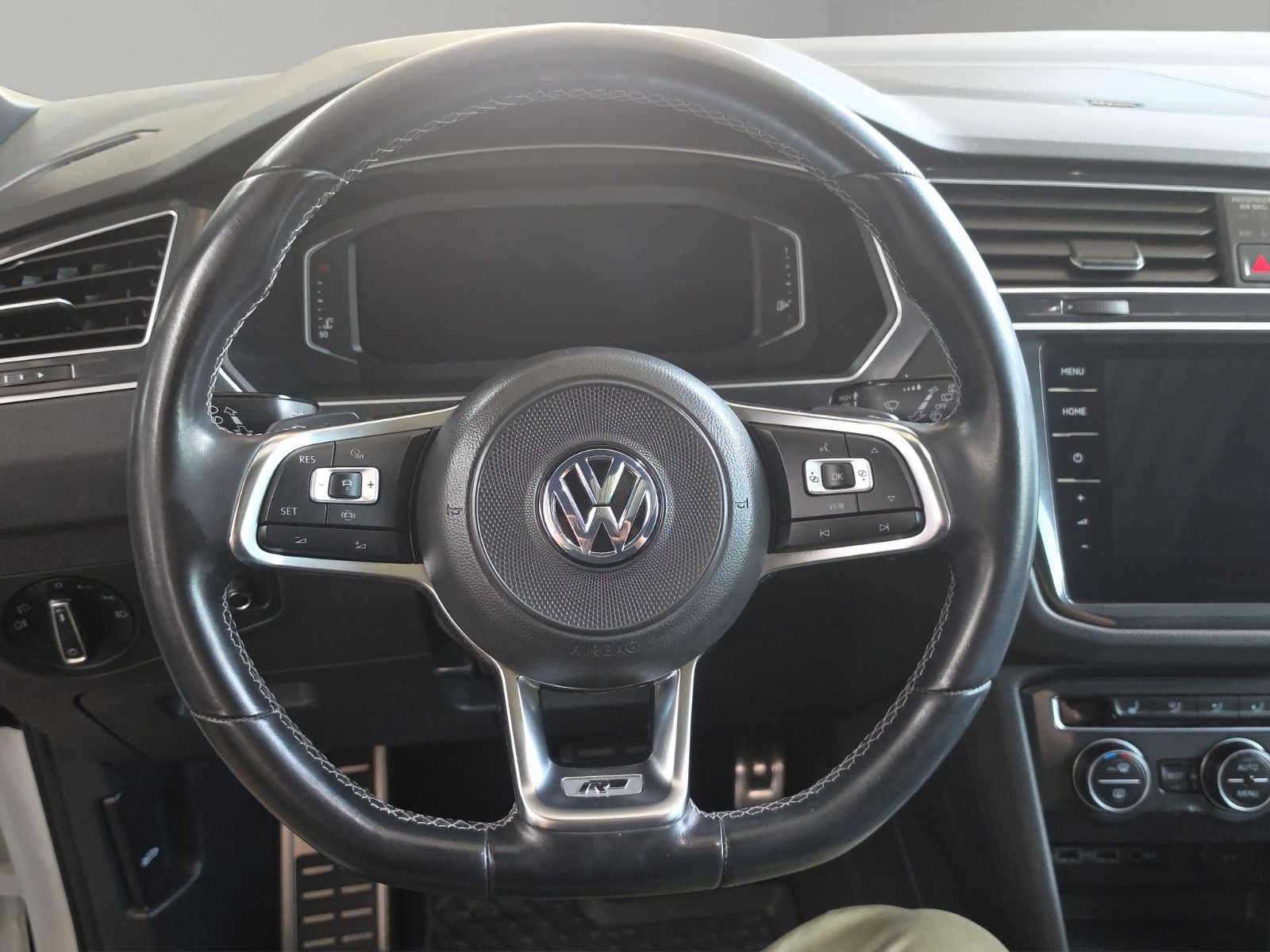 Fahrzeugabbildung Volkswagen Tiguan  R-LINE HiGHLiNE  4MOTION PANORAMA DACH