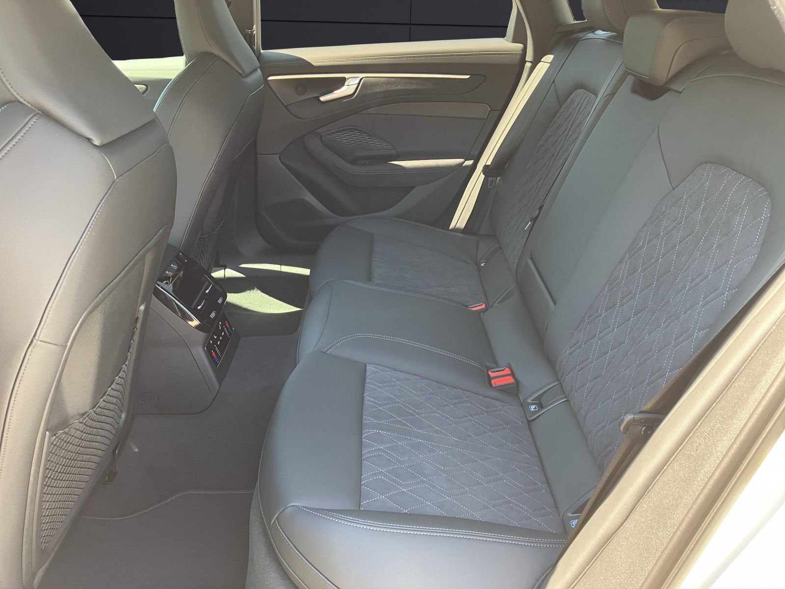 Fahrzeugabbildung Audi A6 Avant TDI 150 kW quattro S tronic Matrix