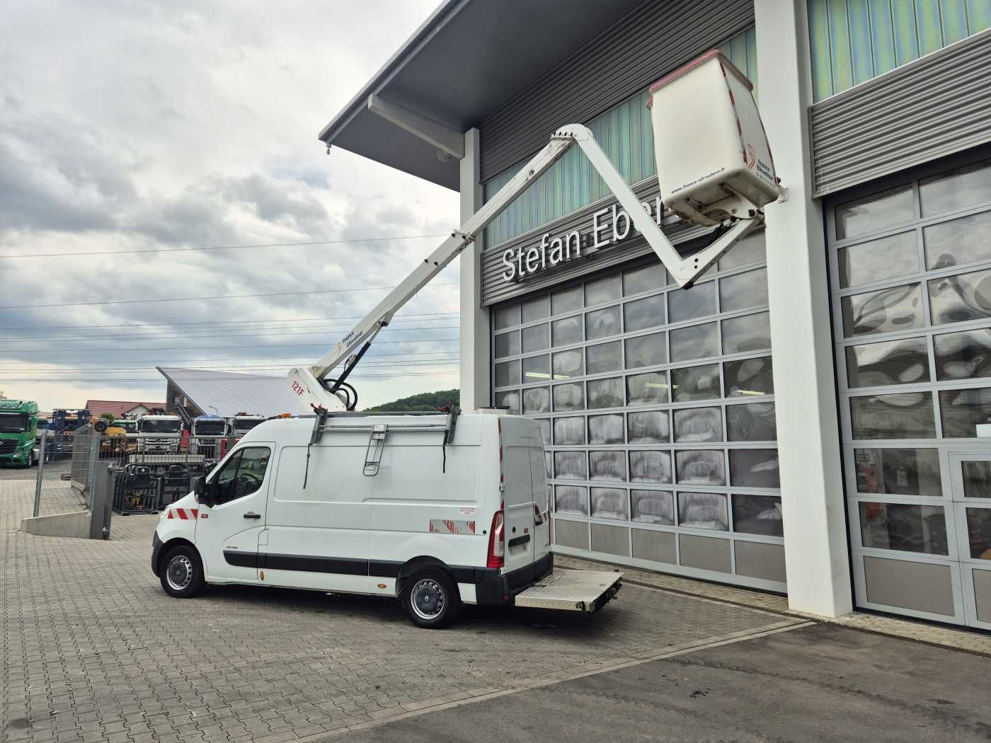 Fahrzeugabbildung Renault Master 2.3 dCi / France Elevateur 121FT, 12m