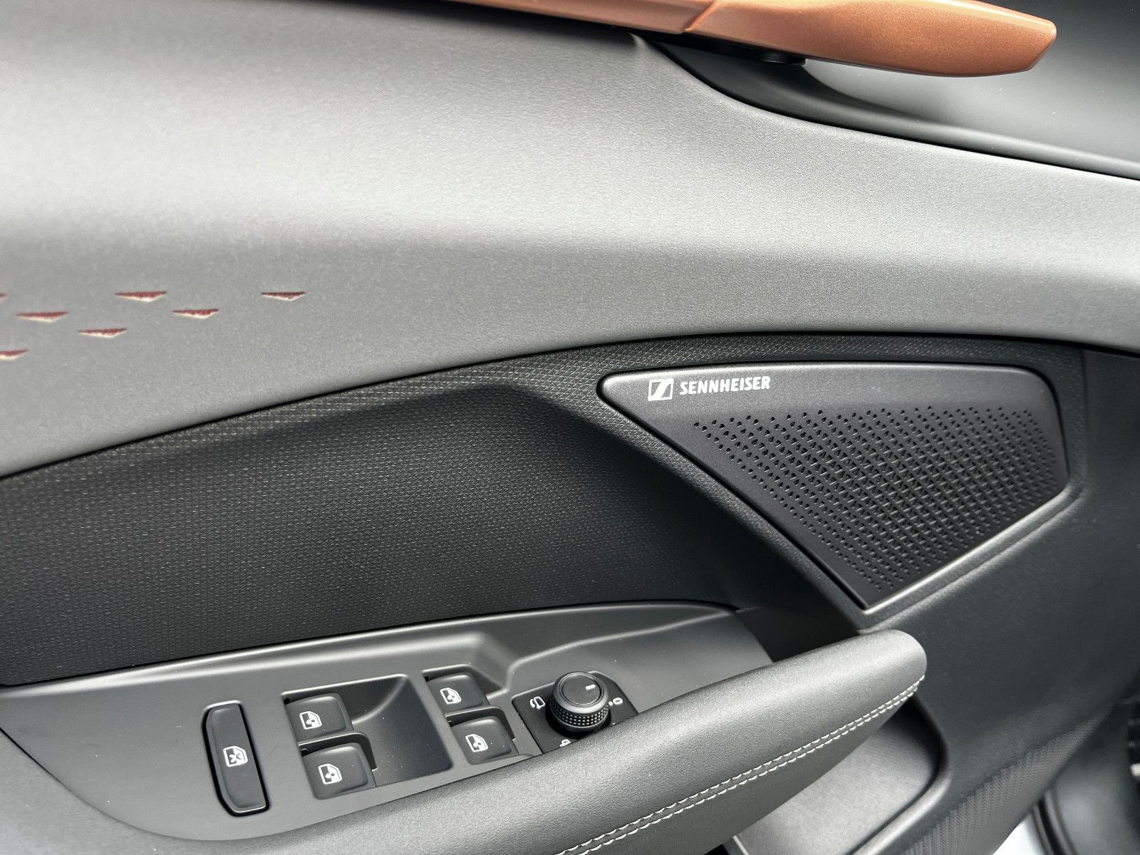 Fahrzeugabbildung CUPRA Terramar 2.0 TSI 4Drive VZ AHK PANO 20" SENN HUP