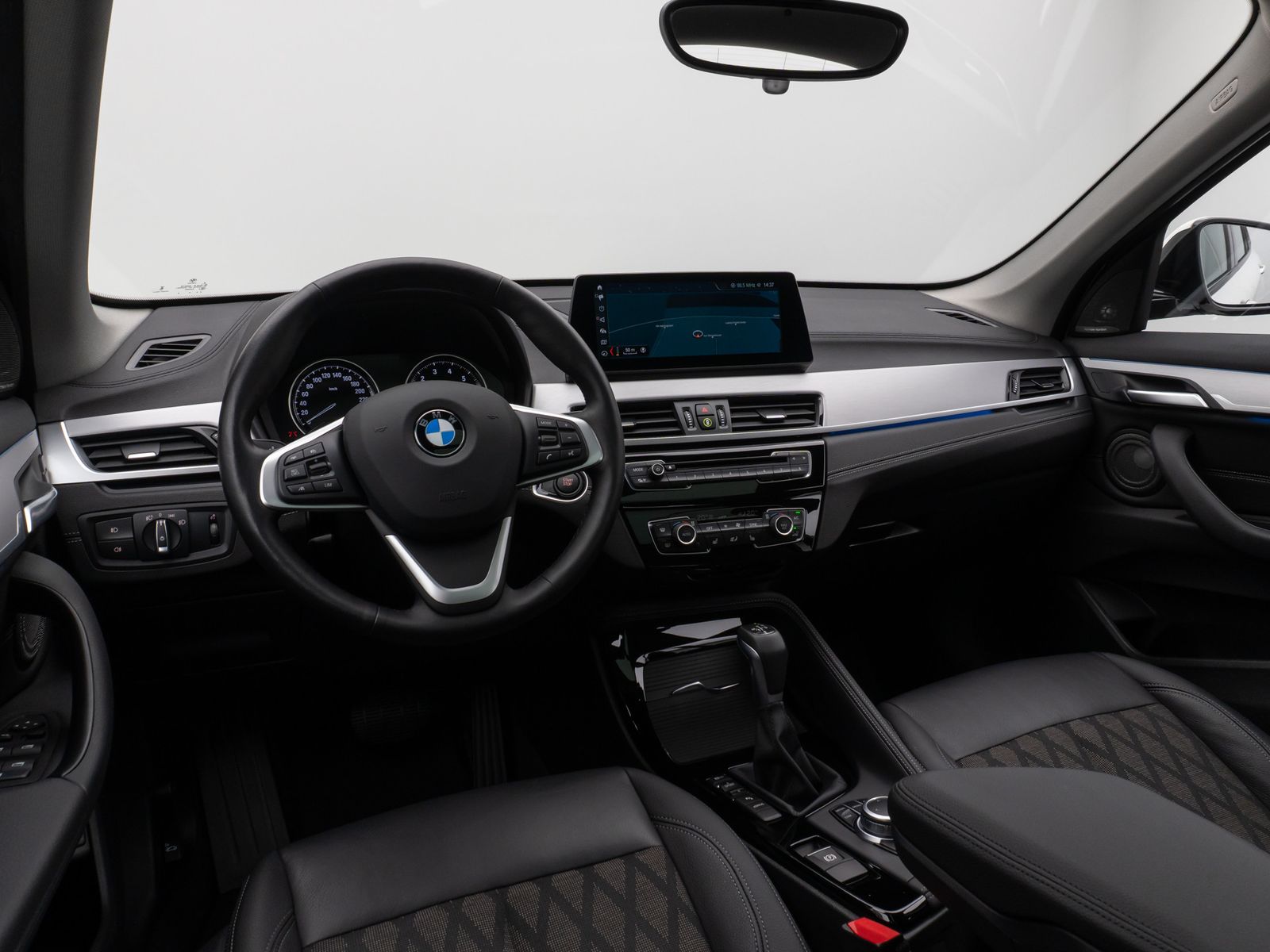 Fahrzeugabbildung BMW X1 xD25e xLine Panorama Kamera HUD DAB H/K AHK