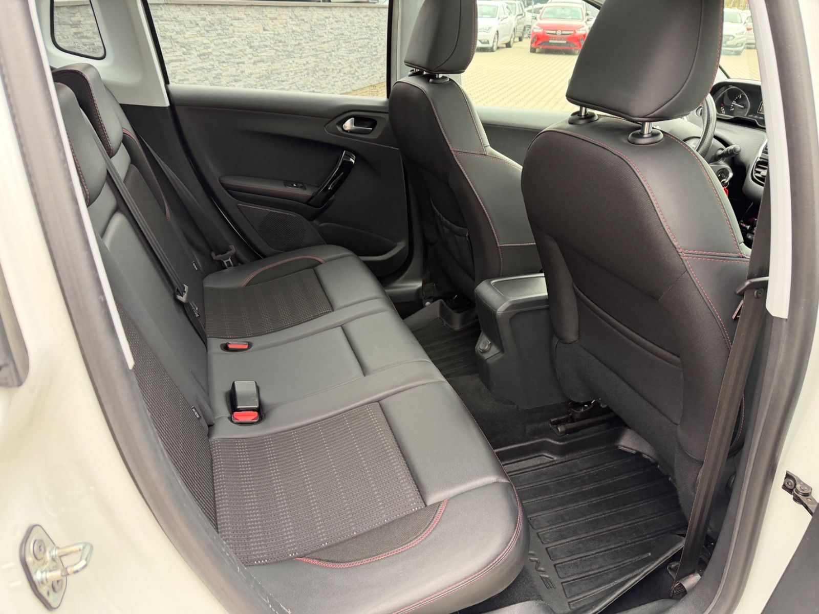 Fahrzeugabbildung Peugeot 2008 GT Line°Automatik°AHK°Pano°Kamera°Leder°