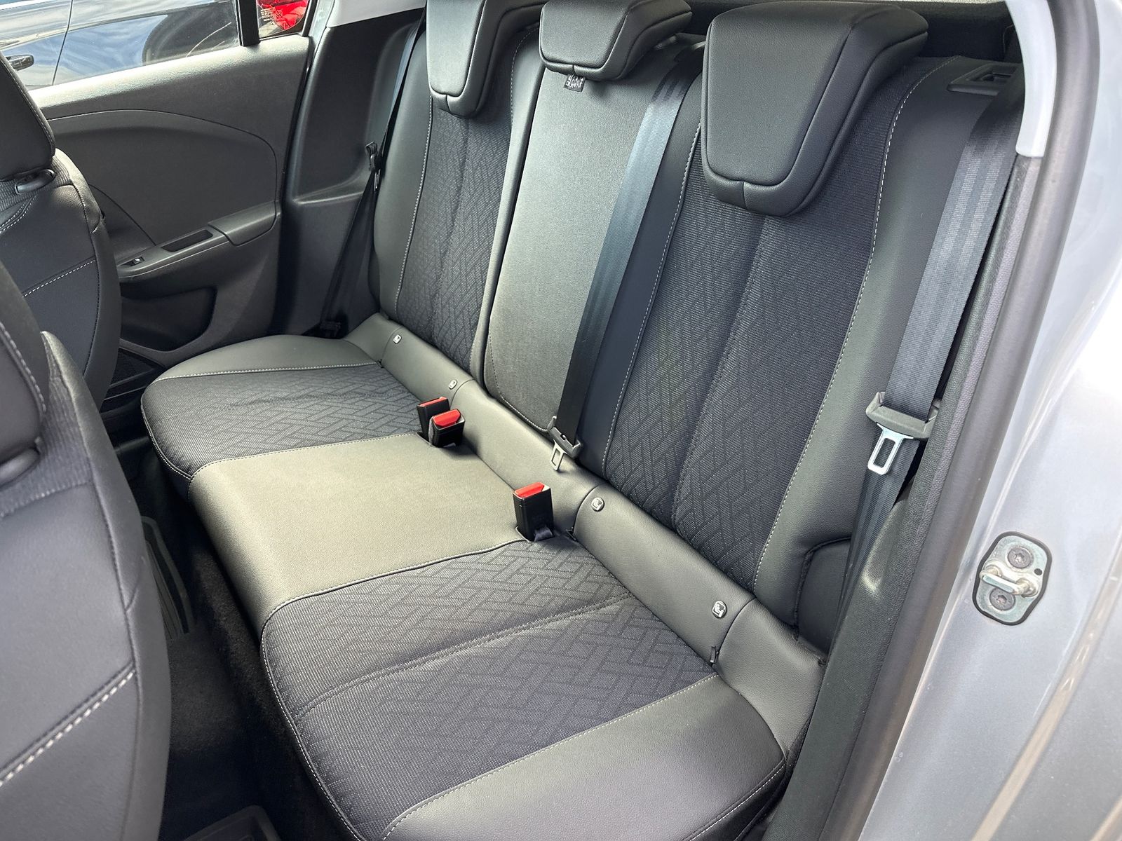Fahrzeugabbildung Opel Corsa e Elegance NAV+LED+VCOCK+CARPLAY+PP+16ZOLL