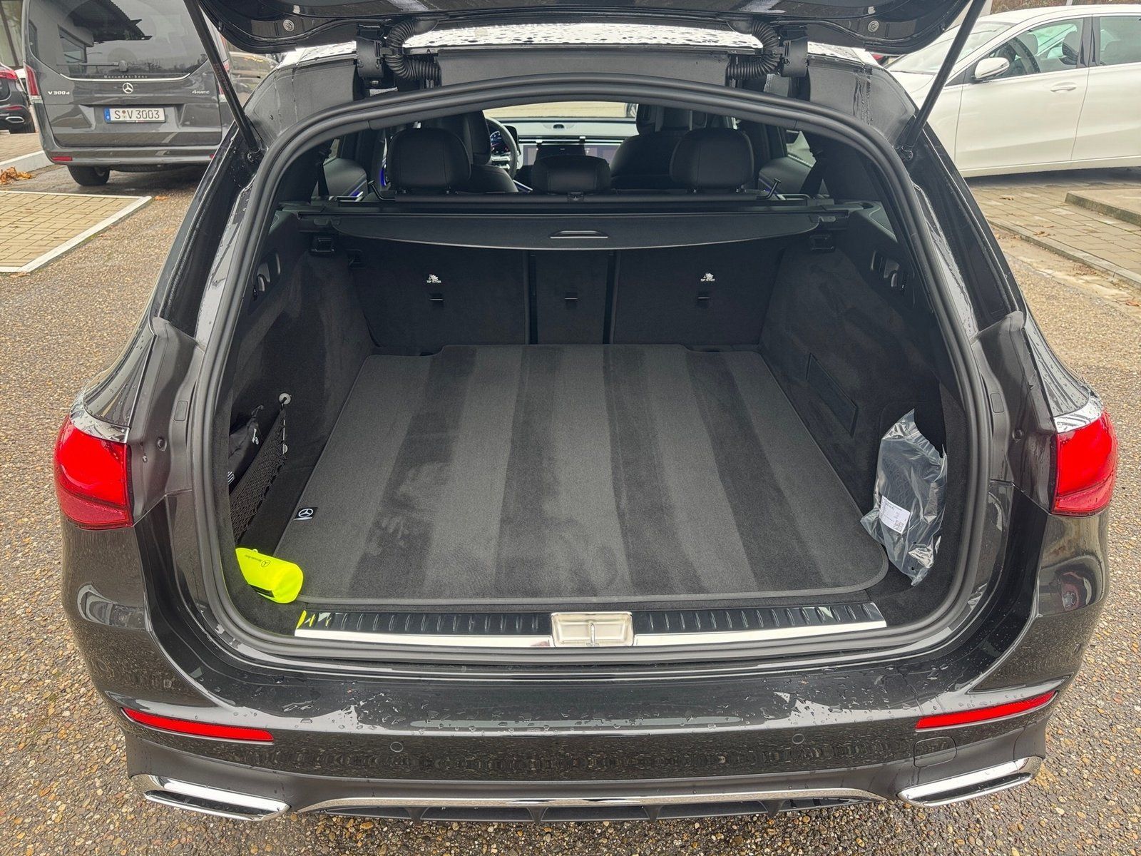 Fahrzeugabbildung Mercedes-Benz E 200 T AMG Adv.*MBUX-Superscreen*DISTRONIC*LED*