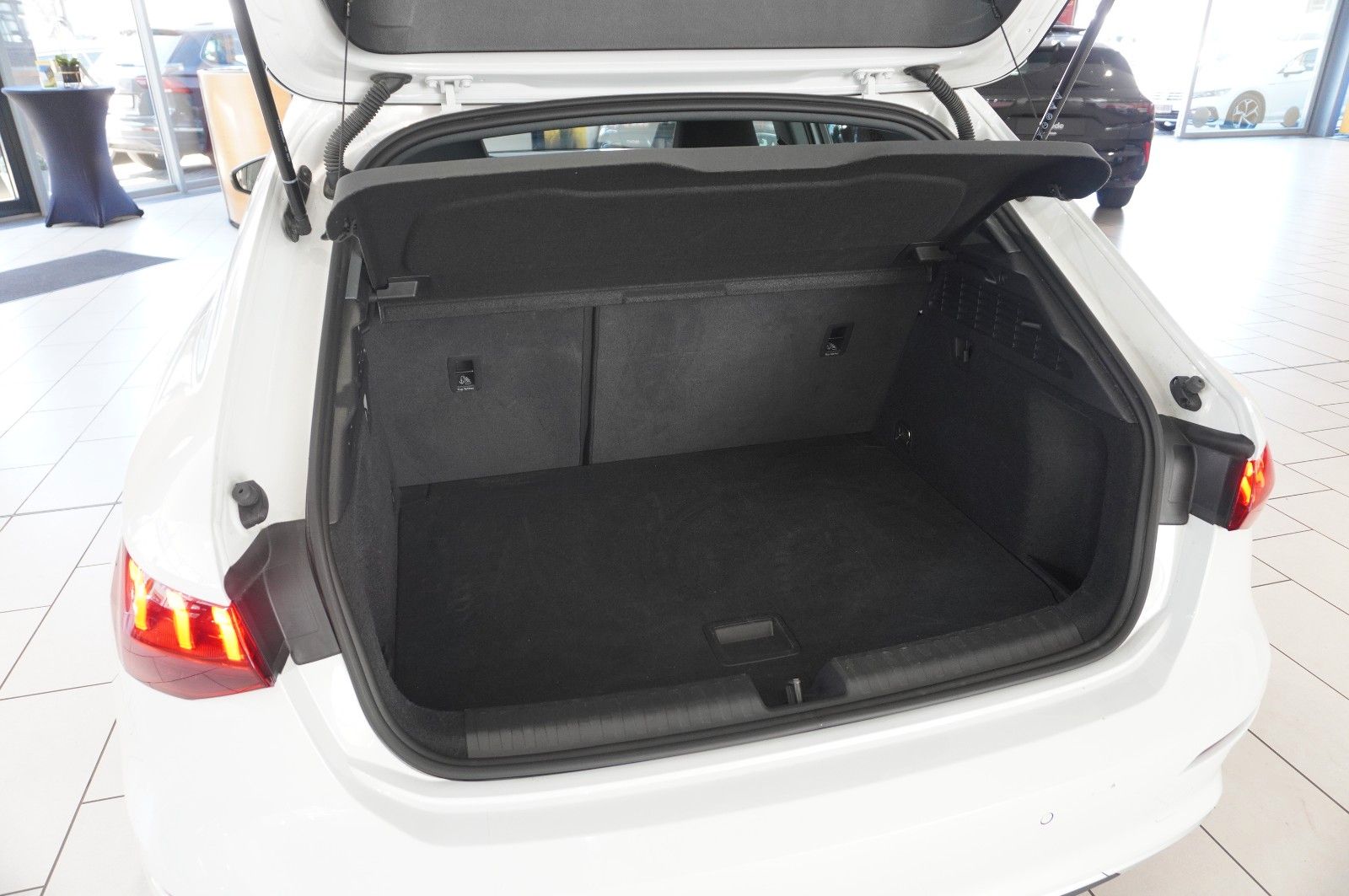 Fahrzeugabbildung Audi A3 Sportback 35 TFSI S-TRONIC NAVI/LED/SPORT/ACC