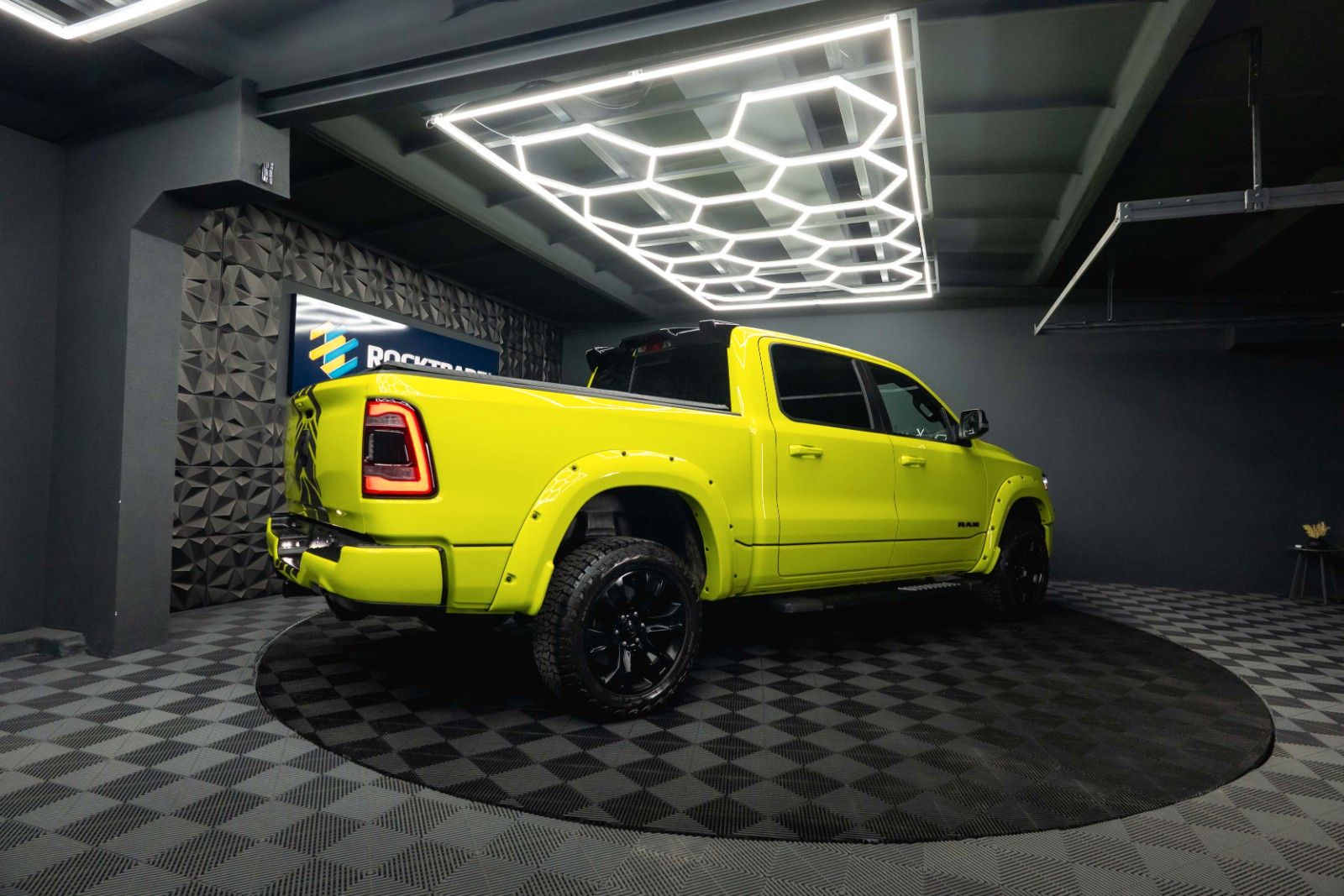 Fahrzeugabbildung Dodge RAM 5.7 V8 4x4 OFFROAD ACID YELLOW Edition LED