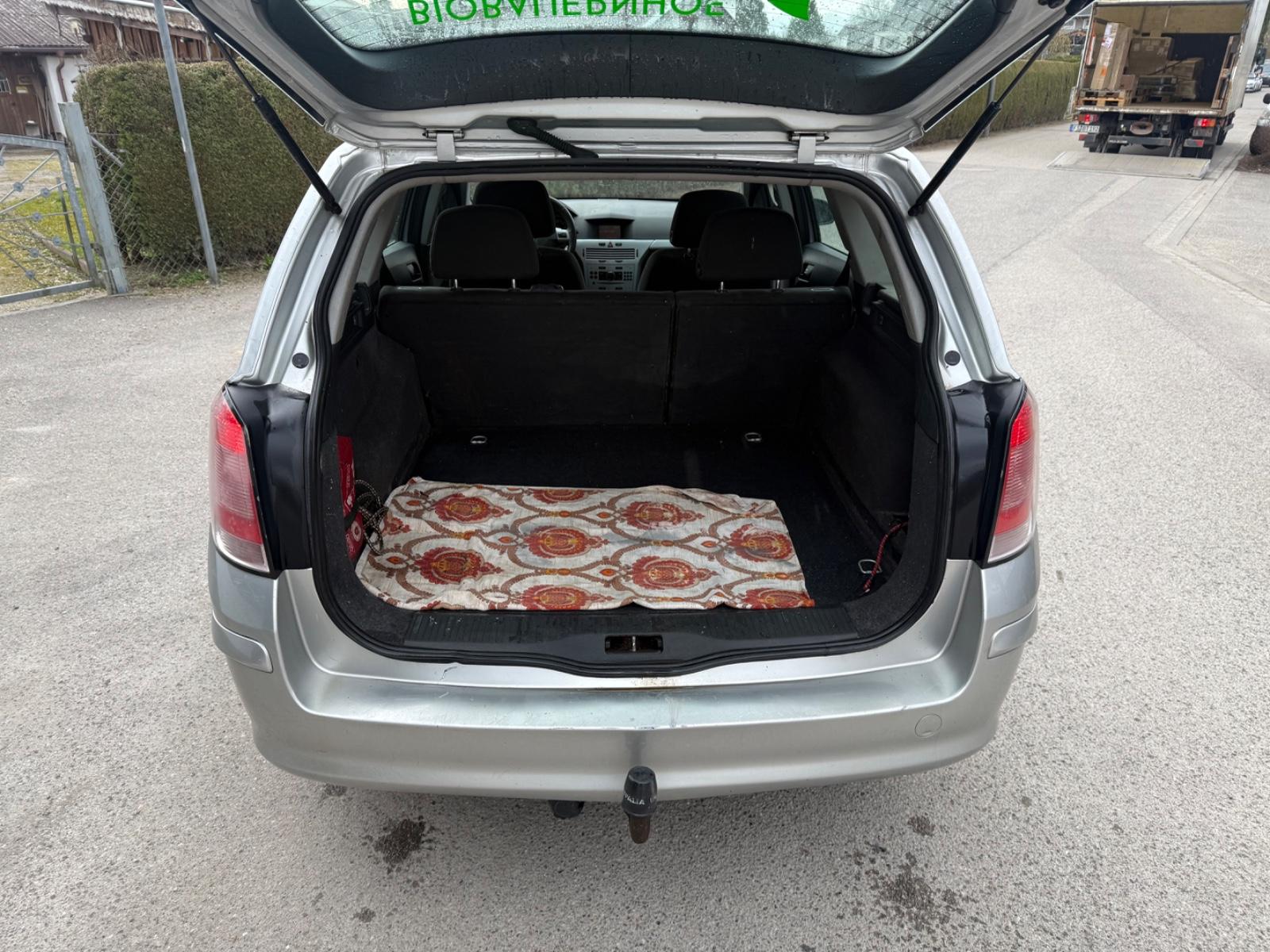 Opel Astra 2009 — photo 11