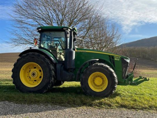 John Deere 8260R