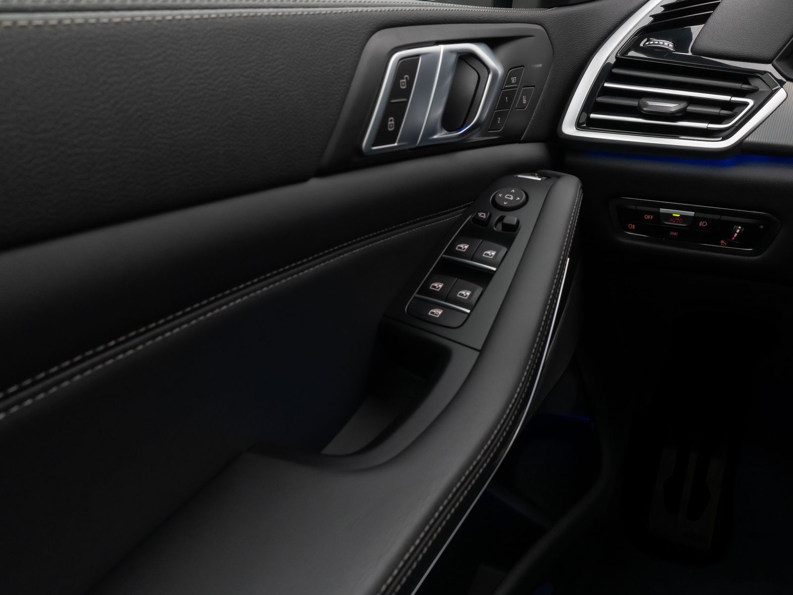 Fahrzeugabbildung BMW X5 xD40d M Sport Panorama Laser 360°HUD DAB H/K